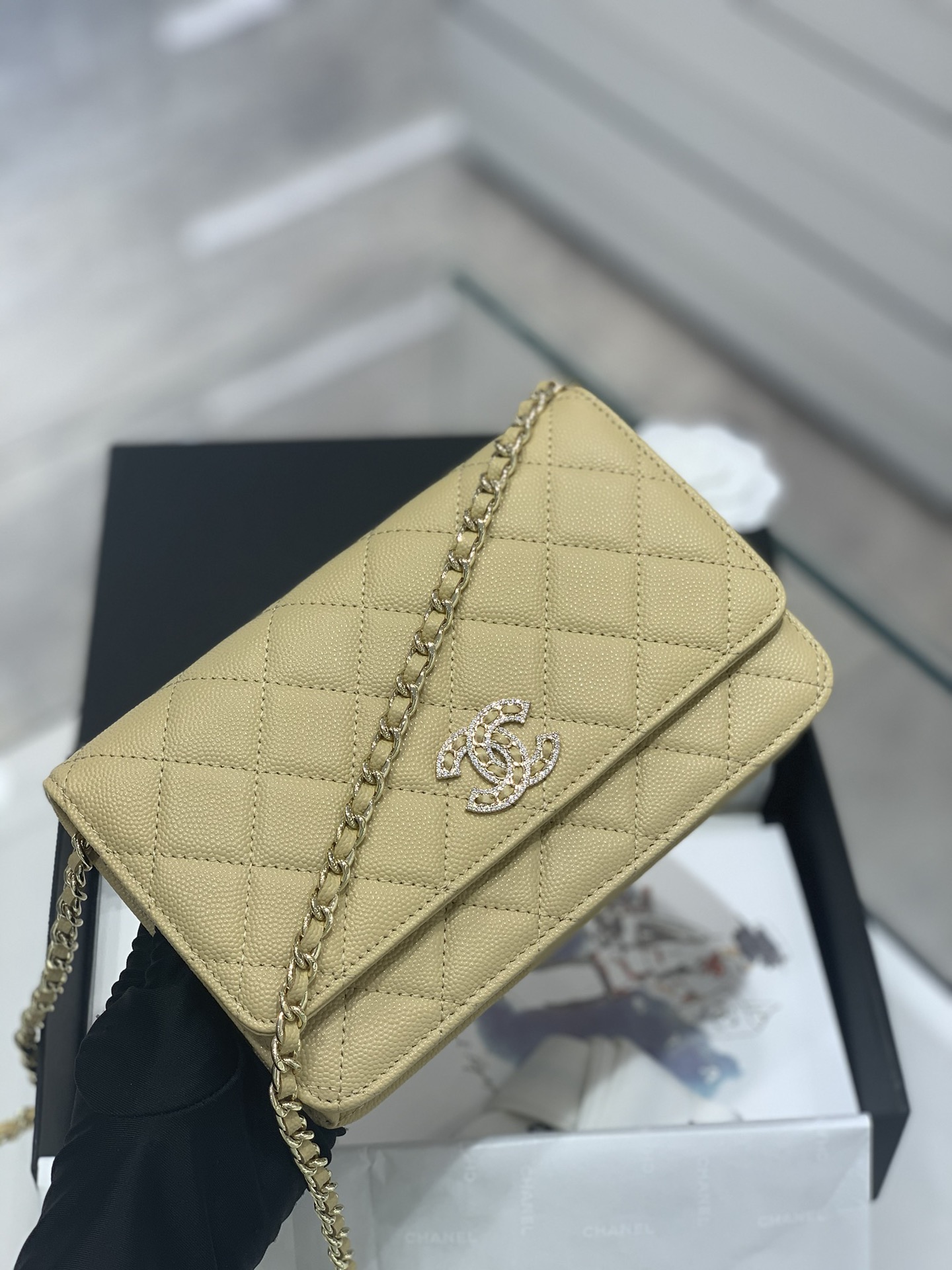 Chanel 最新设计→钻扣Woc发财包  鱼子酱牛皮 搭配水钻 闪亮亮blingbling