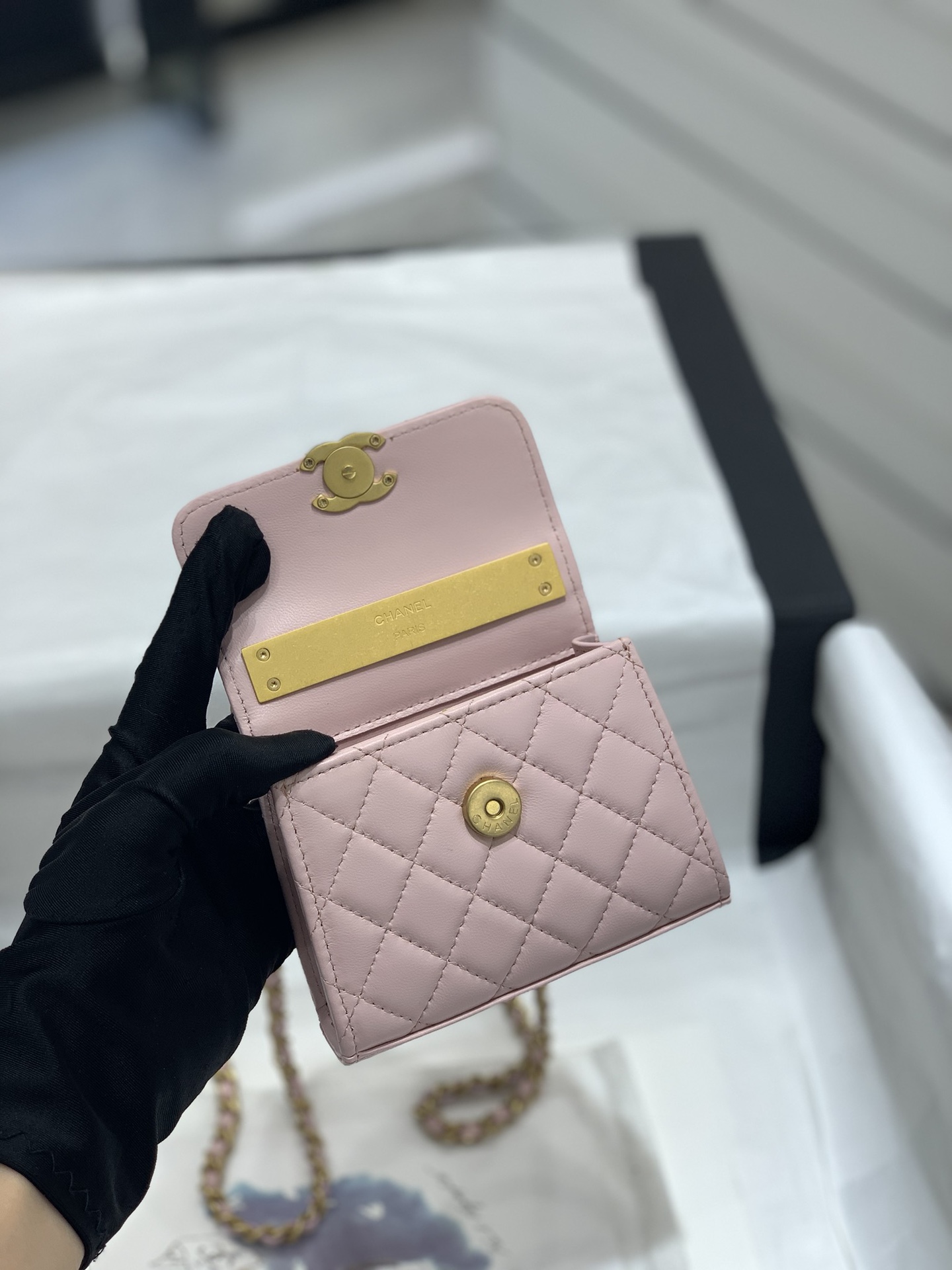 CHANEL 字母珐琅扣手柄mini小方包 粉色鱼子酱牛皮金扣 13cm