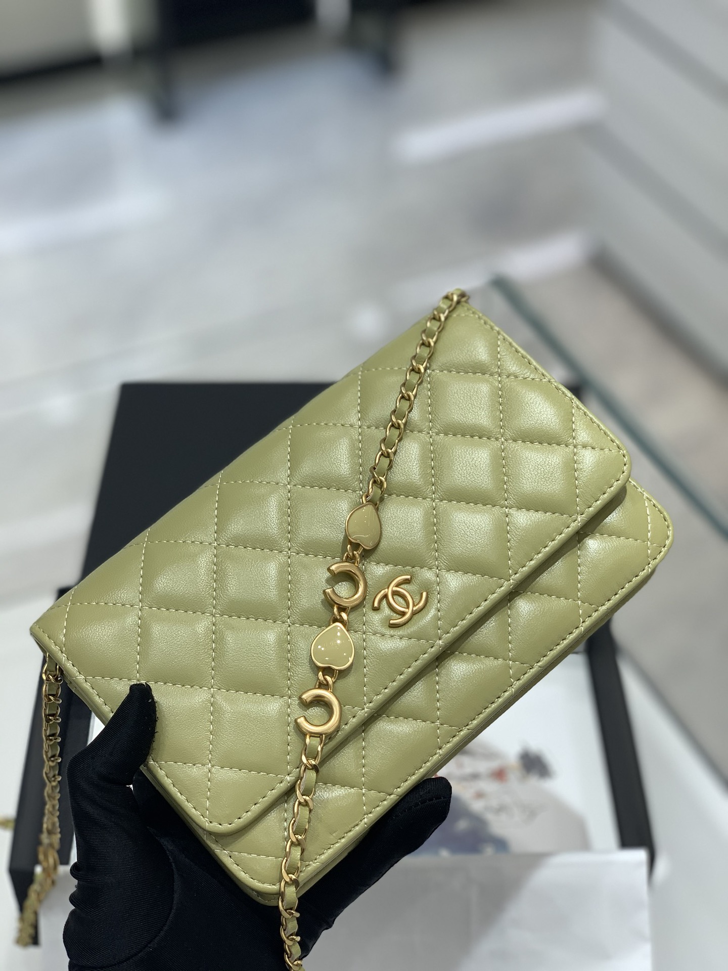 Chanel 22k秋冬系列️爱心珐琅链条woc发财包 小羊皮 复古五金 肩带总长125cm 19-2.5-12cm