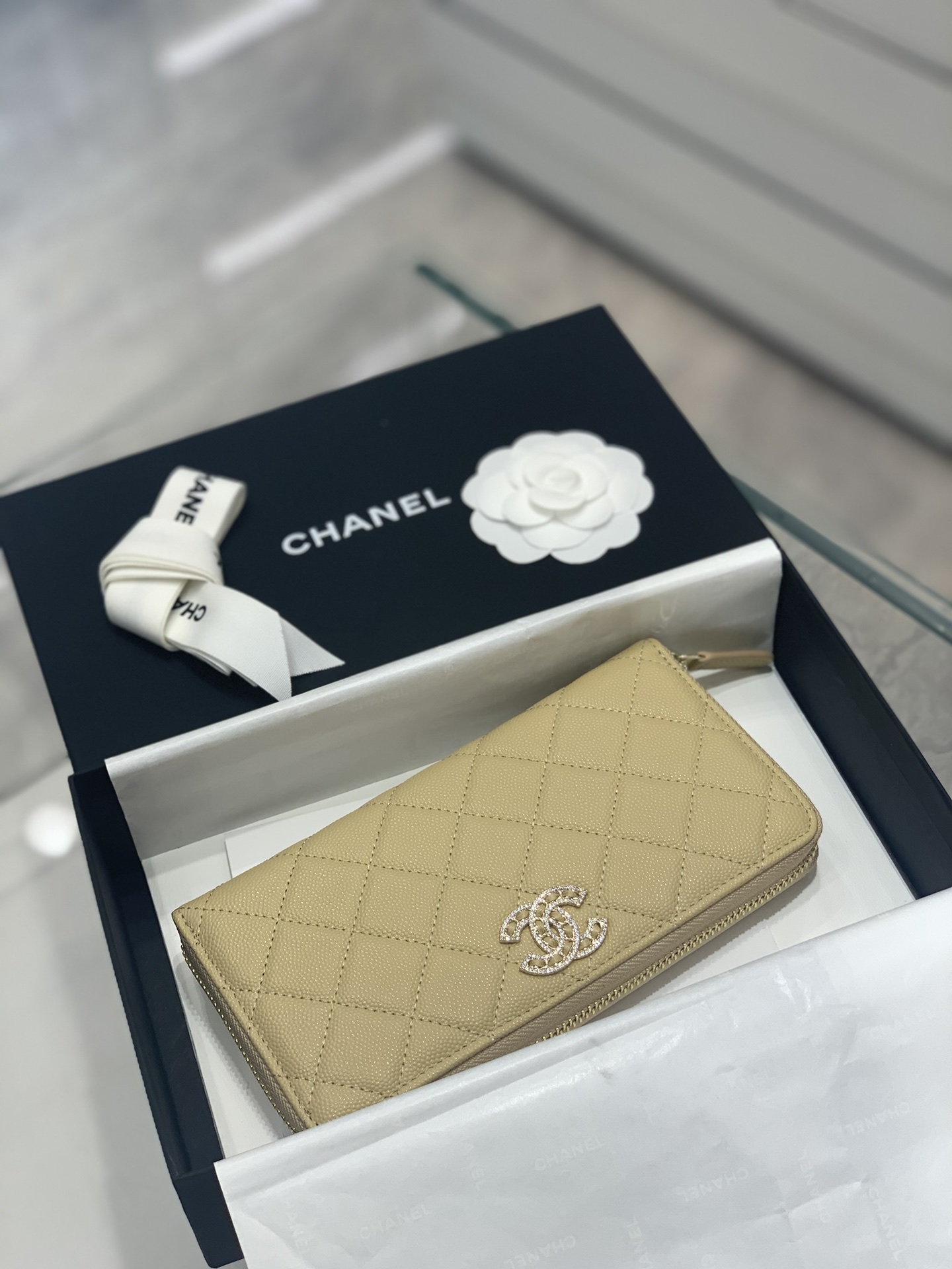 CHANEL 2022s新款拉链钱包 鱼子酱牛皮搭配满钻双c扣 闪亮亮blingbling 内里8个卡位 19cm