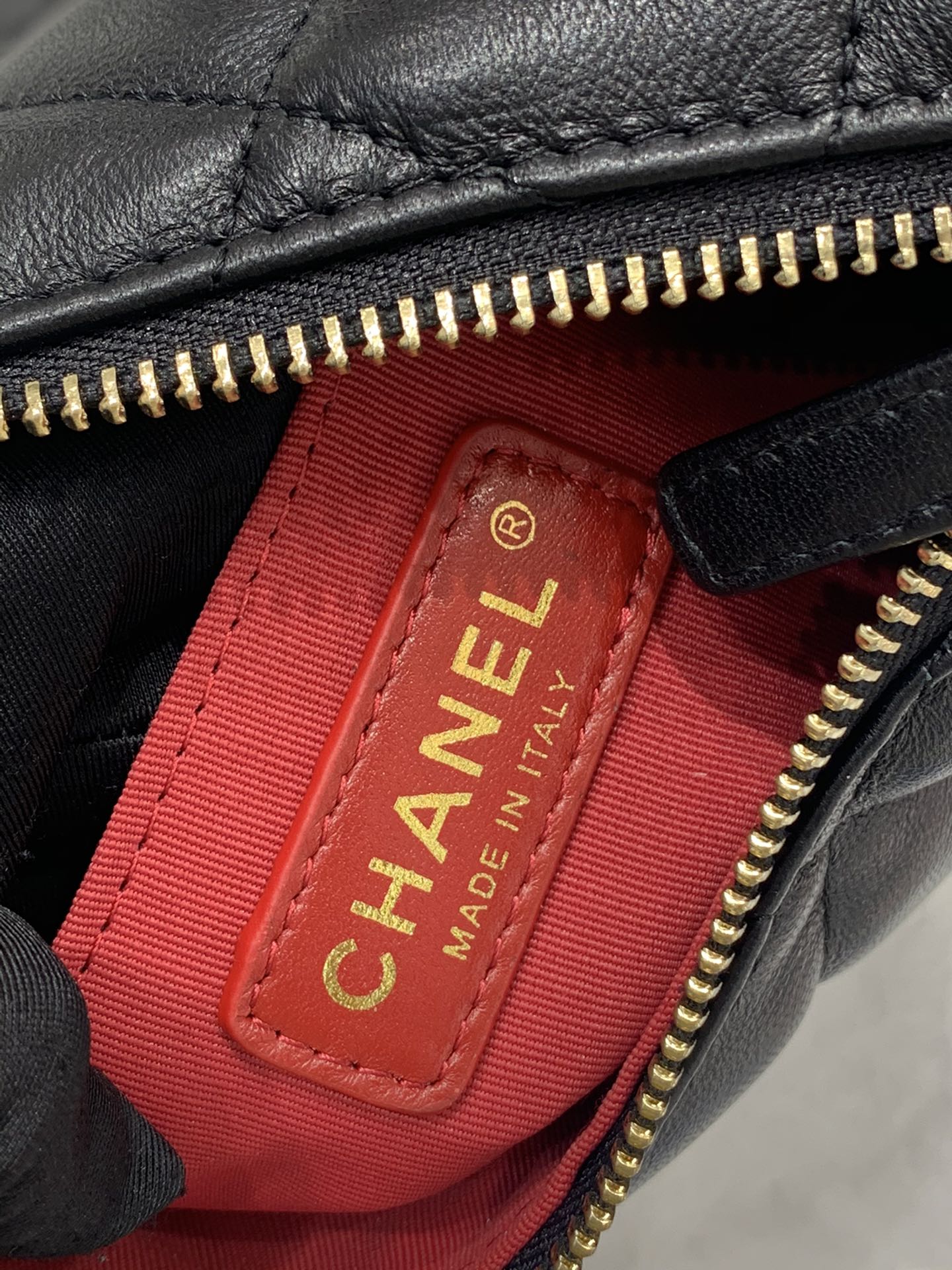 CHANEL 封神的一款包 两用嬉皮包 五金菱格纹的设计 包身羊皮 30*37*8*cm