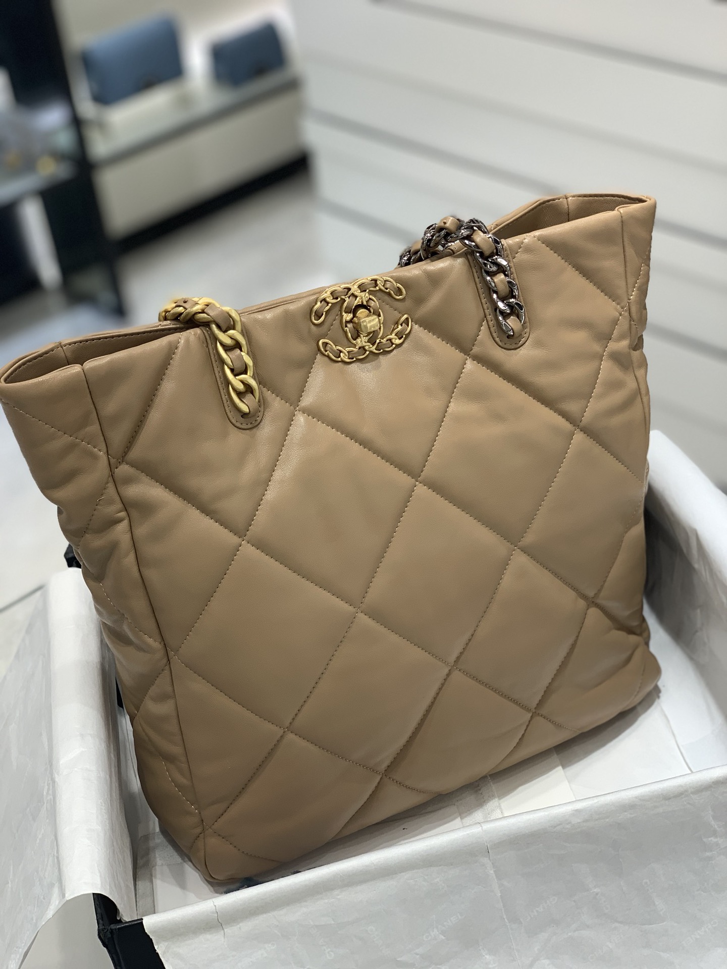 Chanel 22b系列19bag tote购物包 经典19元素 柔软小羊皮 手感超好 30*37*10cm