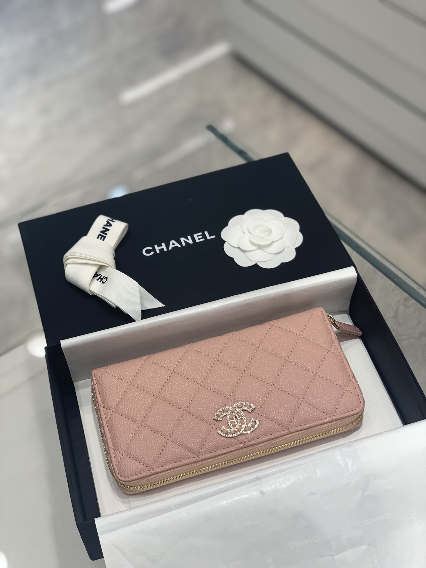 CHANEL 2022s新款拉链钱包 鱼子酱牛皮搭配满钻双c扣 闪亮亮blingbling 内里8个卡位 19cm