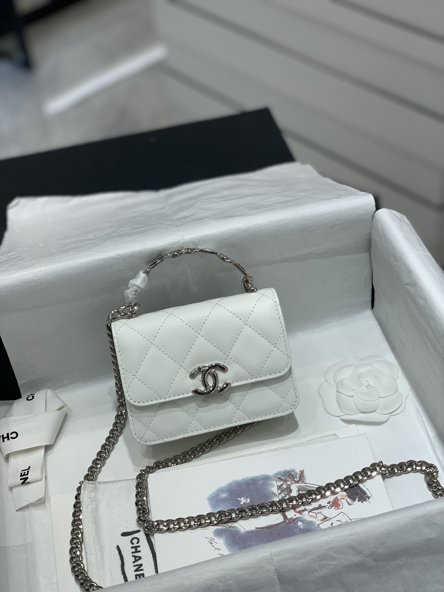 CHANEL 22S字母珐琅扣手柄mini小方包 白色 鱼子酱牛皮 银扣 13×10×5cm