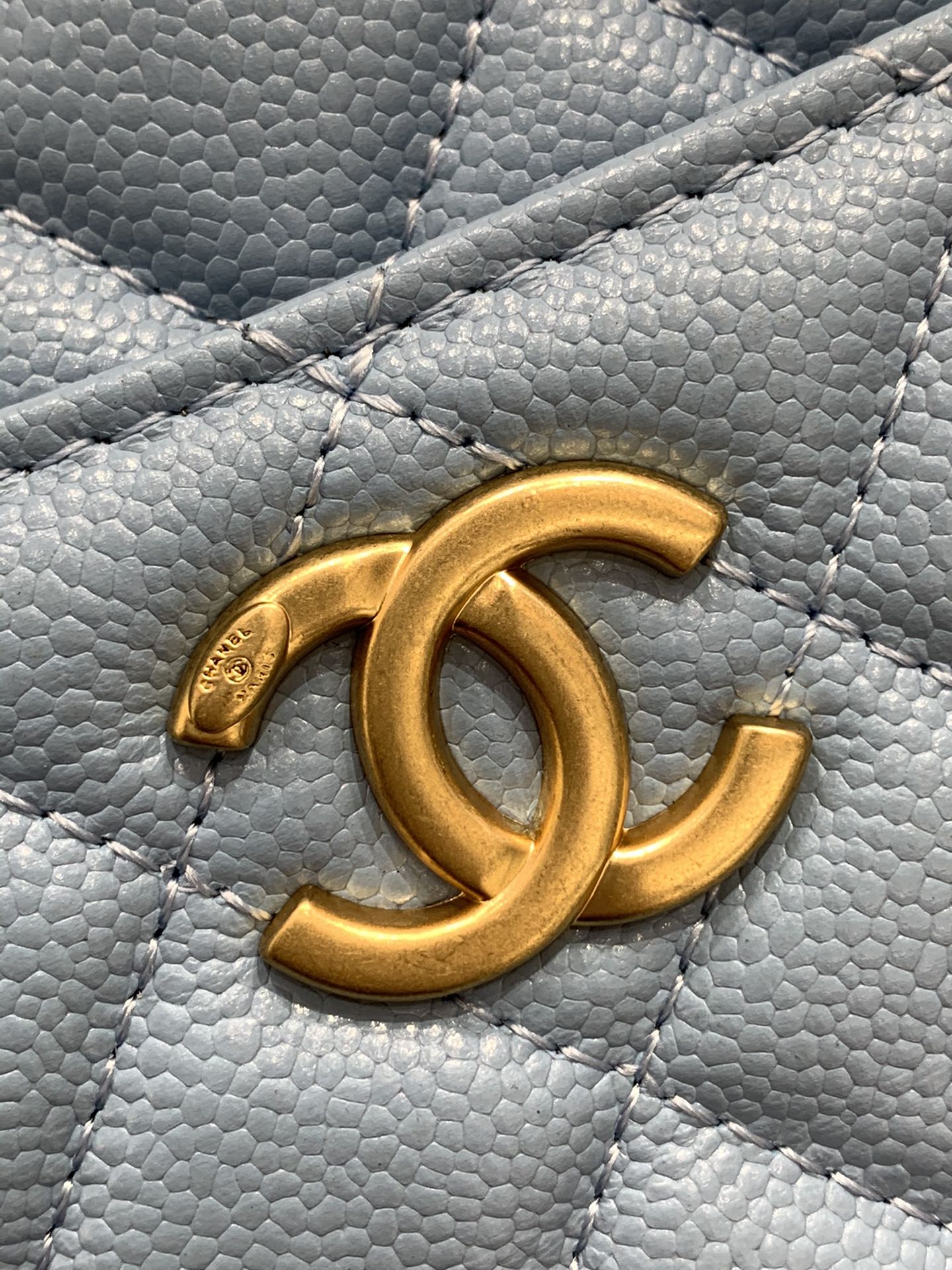 Chanel 22S春夏新款 字母logo镂空手柄相机包 复古金属 镂空设计 鱼子酱牛皮 19-7-13.5