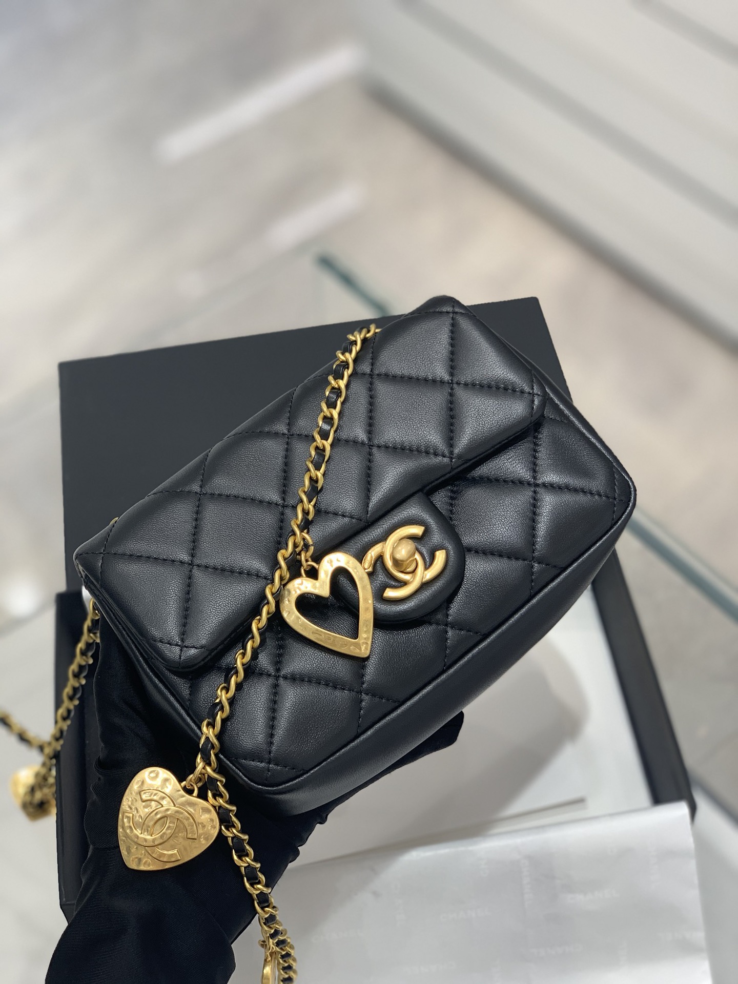 Chanel 上新啦 唯一的限量版 爱心链条mini cf cf经典版型加上爱心吊坠 18cm