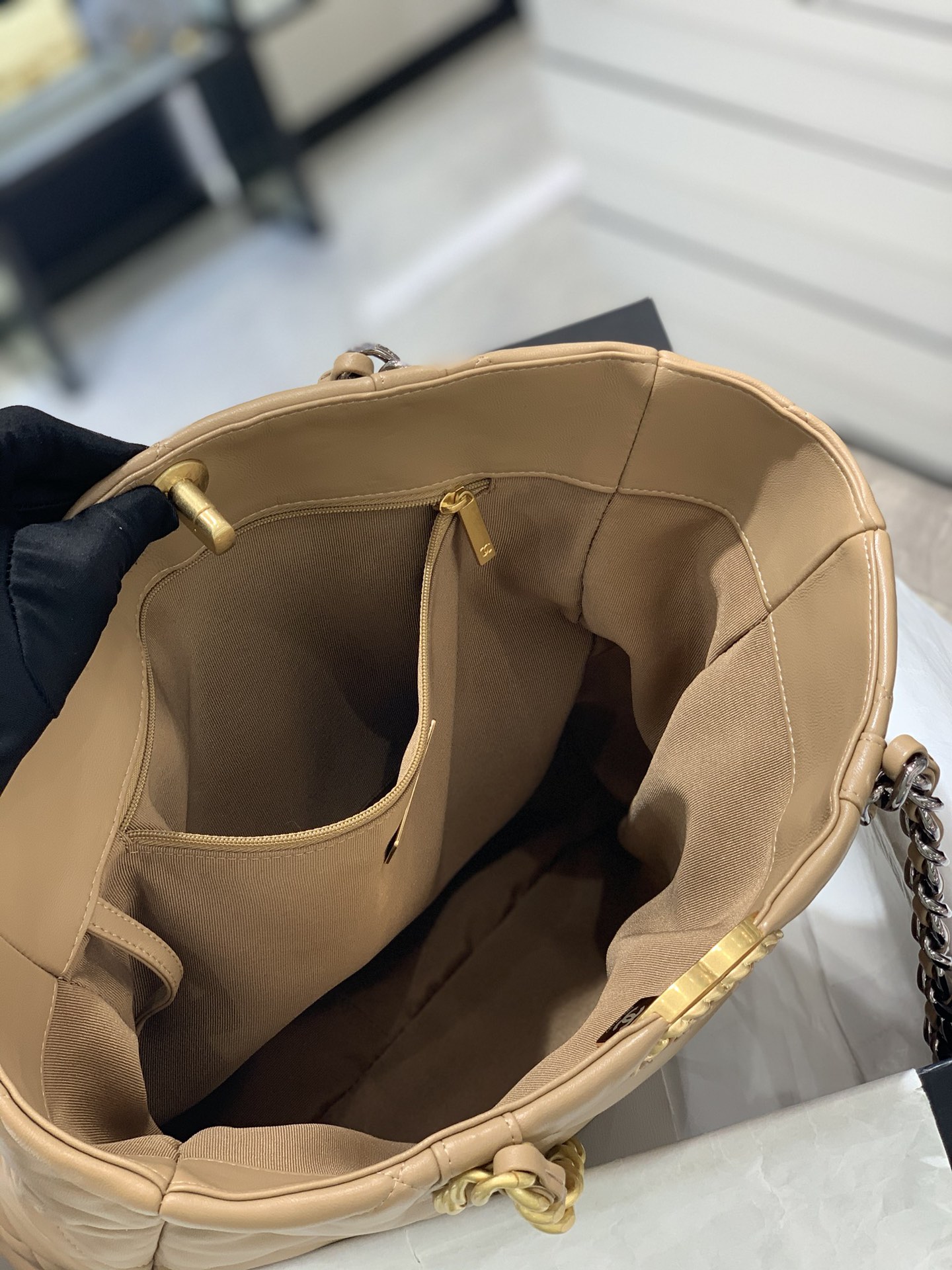 Chanel 22b系列19bag tote购物包 经典19元素 柔软小羊皮 手感超好 30*37*10cm