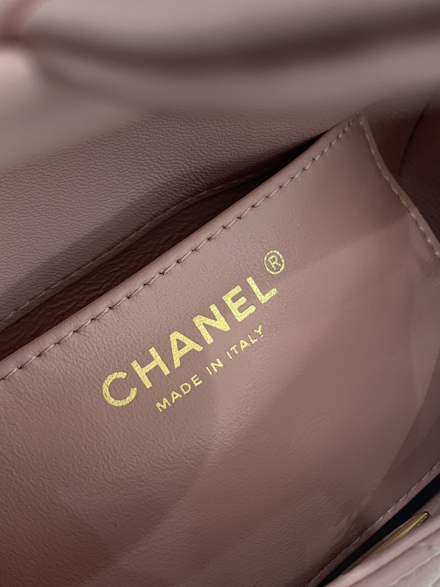 Chanel 上新啦 唯一的限量版 爱心链条mini cf cf经典版型加上爱心吊坠 18cm
