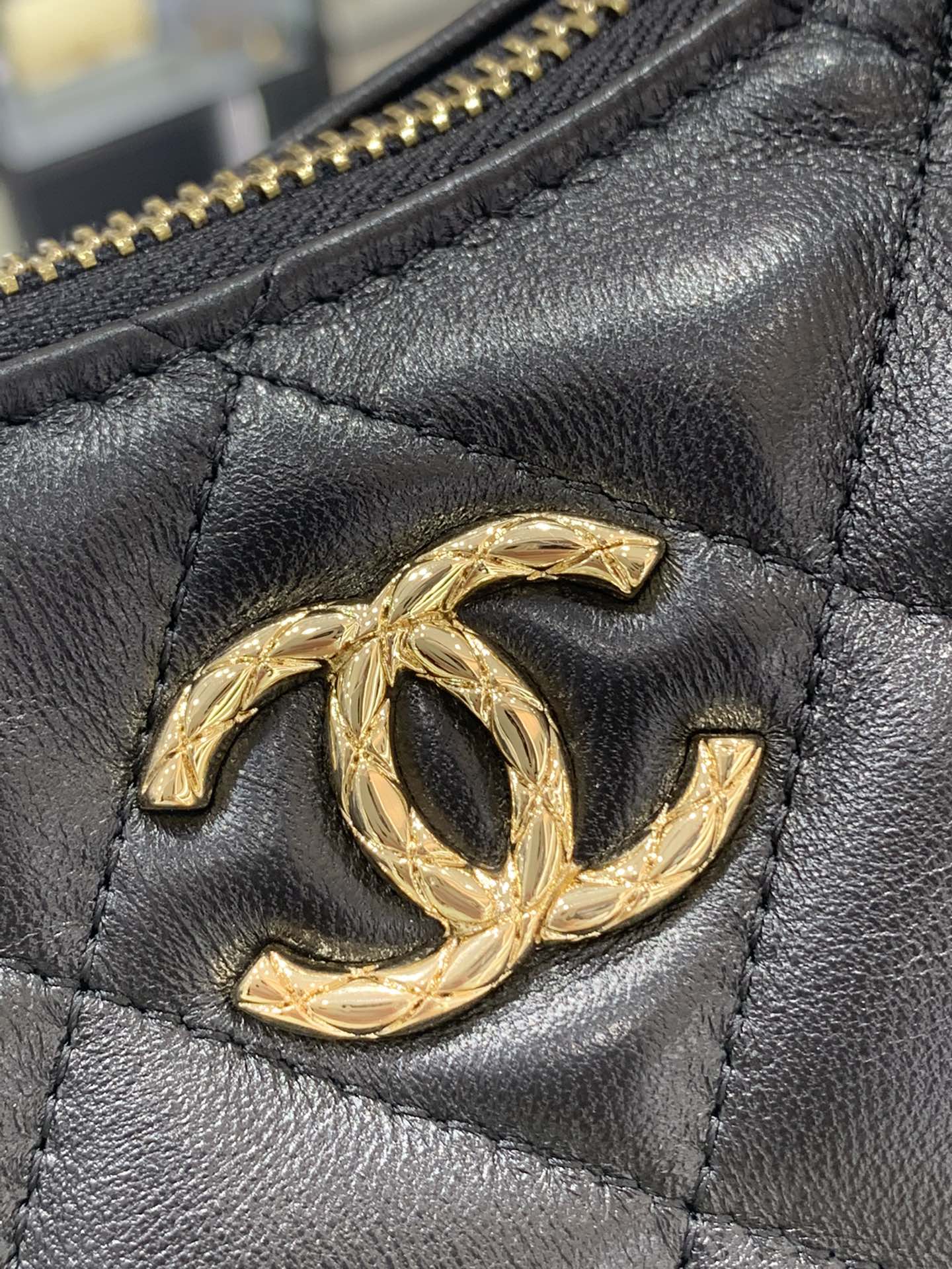 CHANEL 封神的一款包 两用嬉皮包 五金菱格纹的设计 包身羊皮 30*37*8*cm