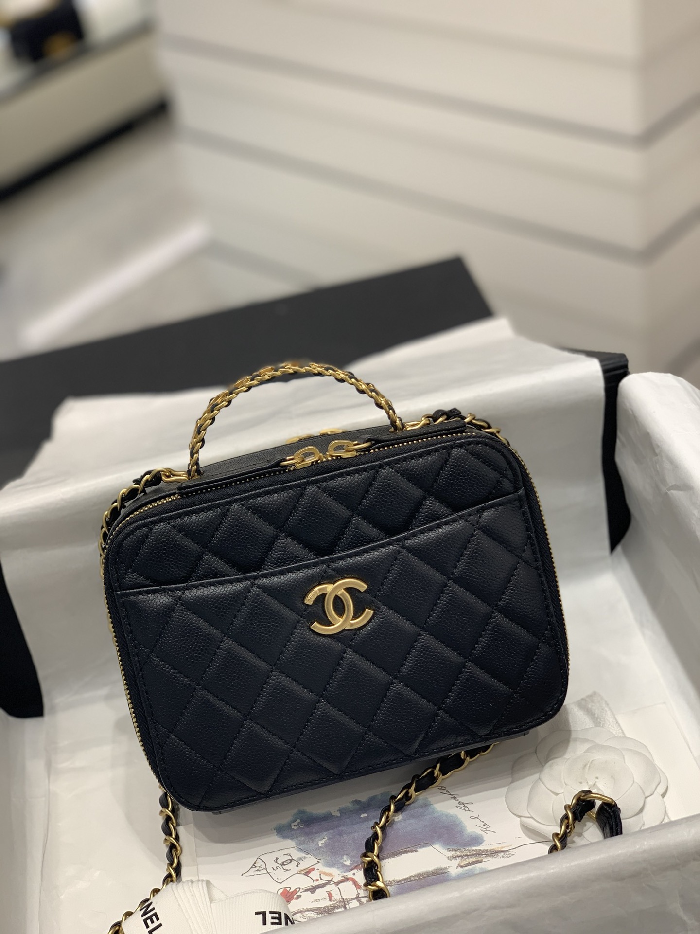 Chanel 22S春夏新款 字母logo镂空手柄相机包 复古金属 镂空设计 鱼子酱牛皮 19-7-13.5