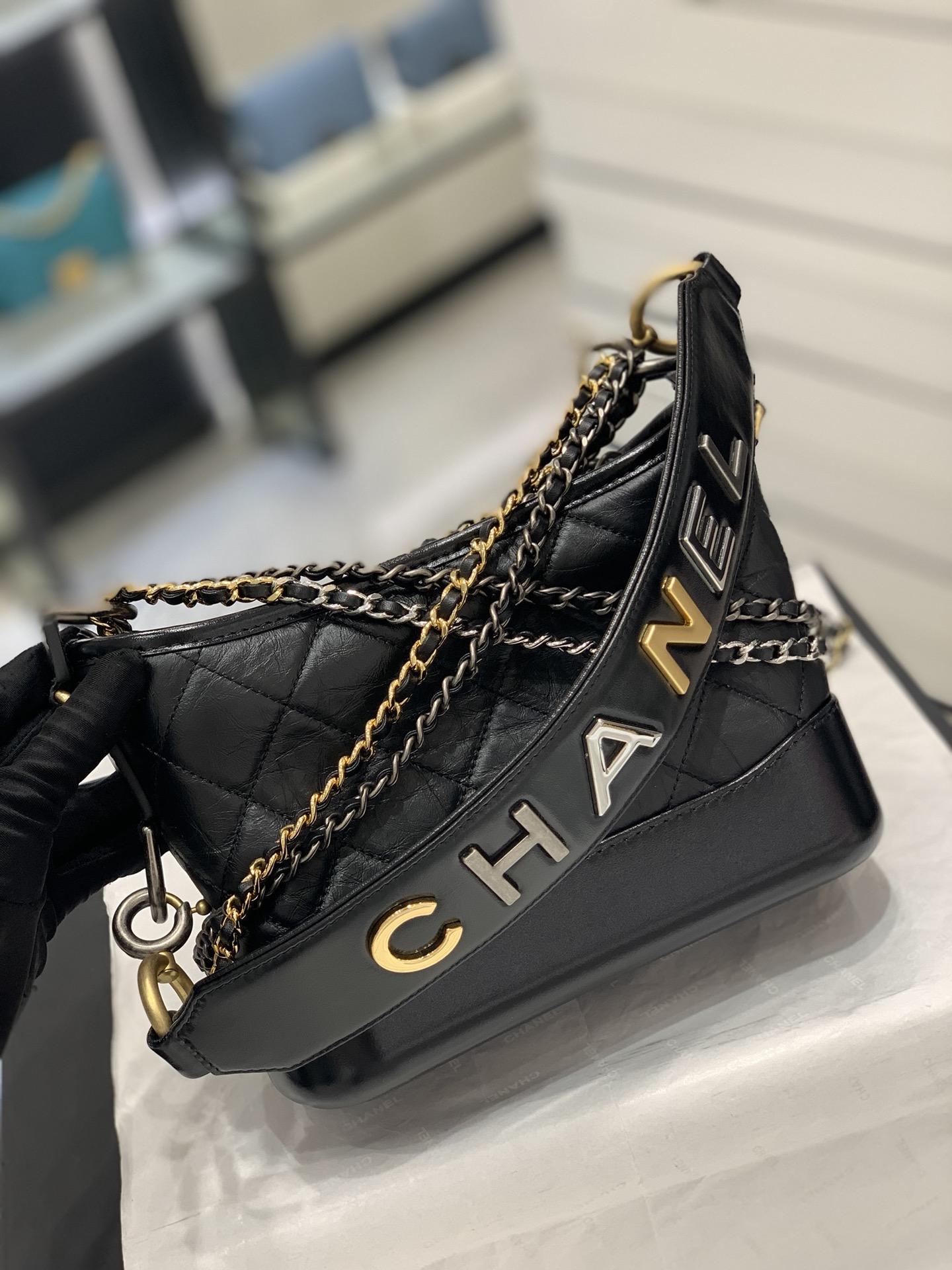 T I CHANEL Gabrielle Handle 20 Black en da HAAS