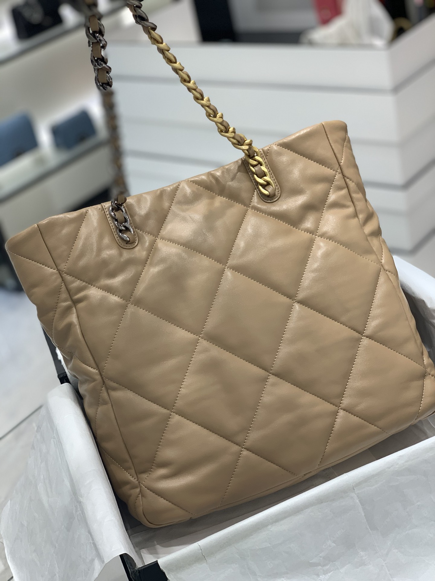 Chanel 22b系列19bag tote购物包 经典19元素 柔软小羊皮 手感超好 30*37*10cm