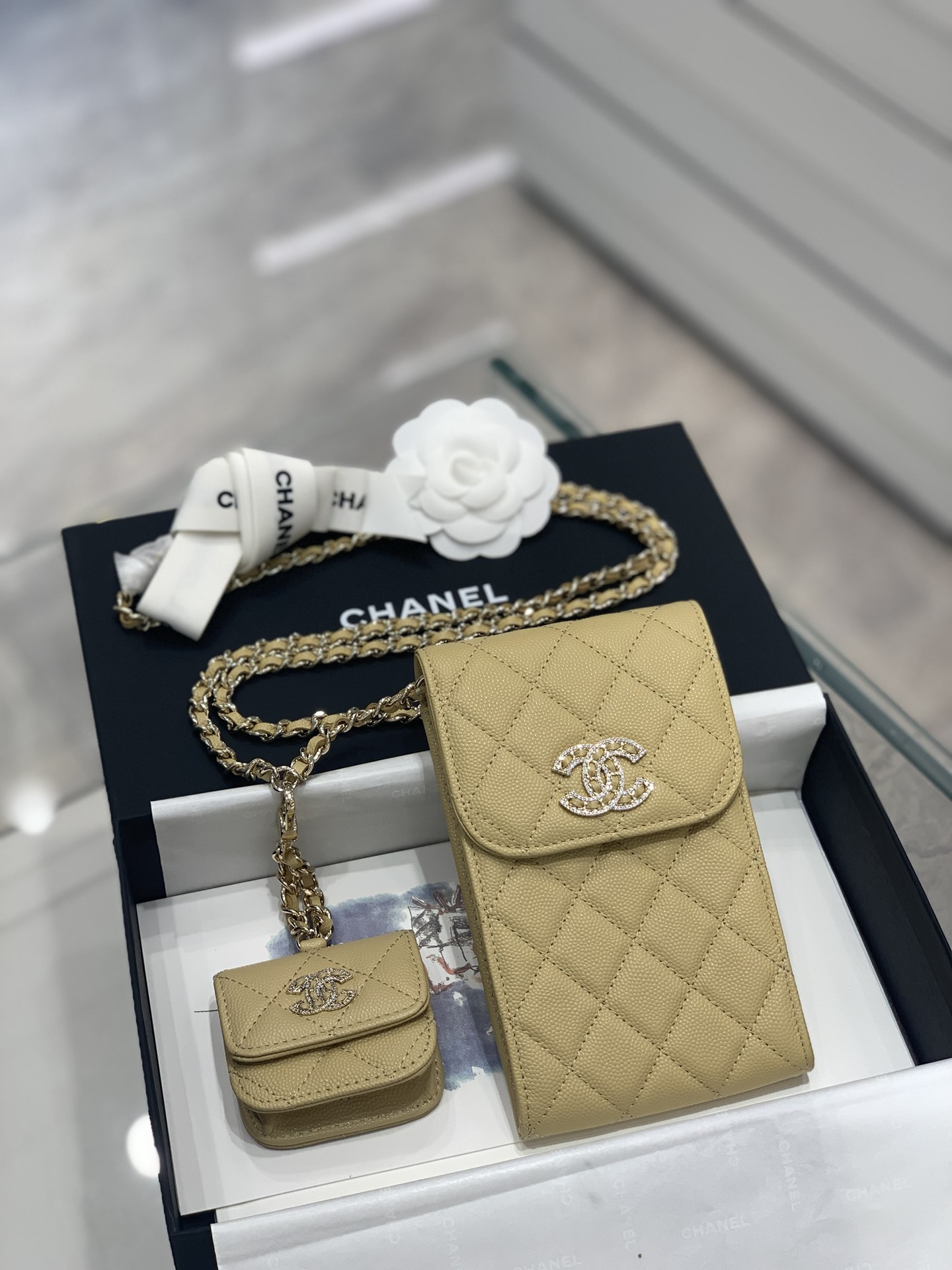 CHANEL 2022s手机包+耳机包二合一 鱼子酱牛皮搭配满钻双c扣 闪亮亮blingbling