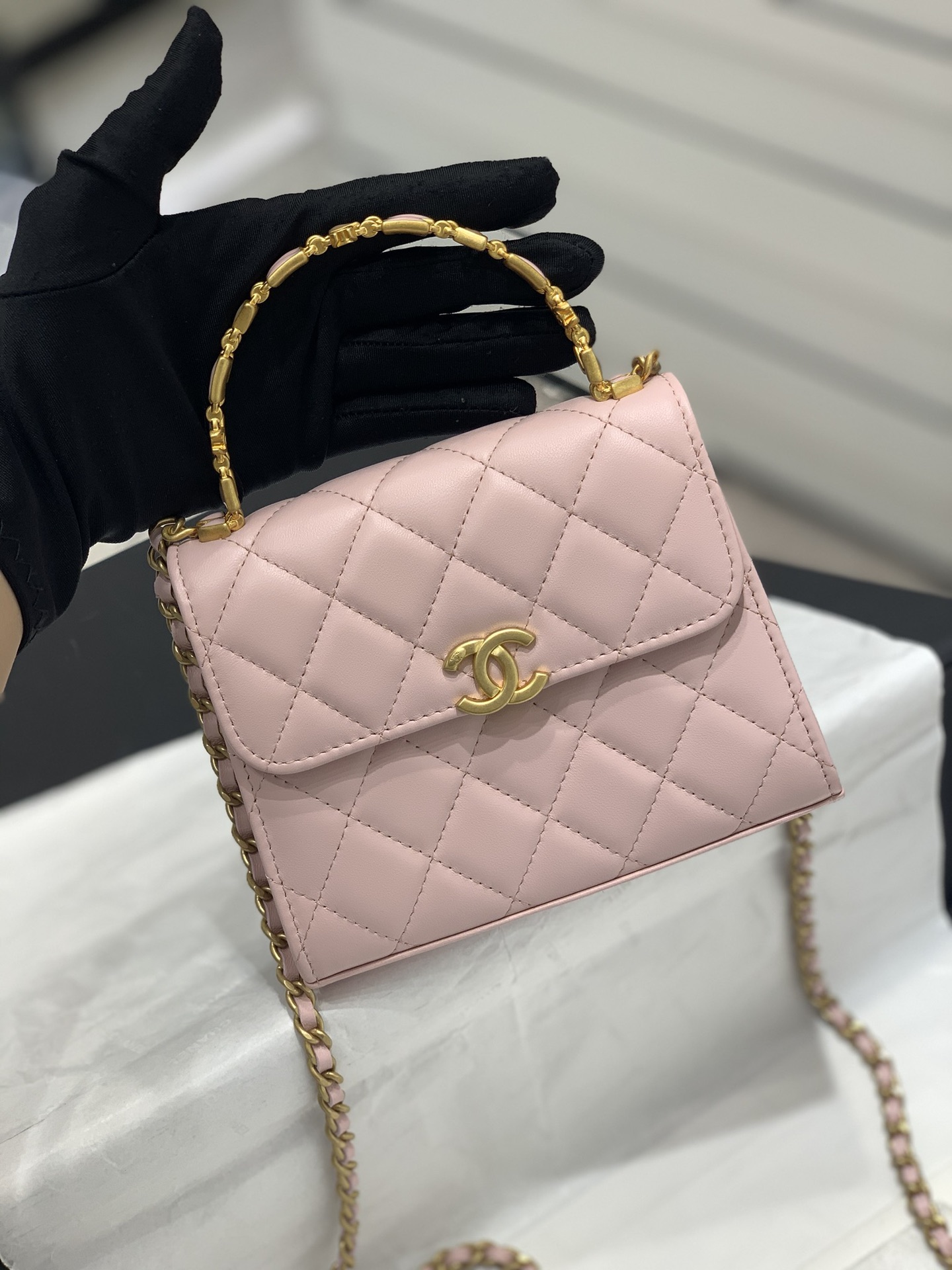 CHANEL 22B珐琅扣手柄小方包【中号细节图】 复古金镂空设计 手拎 斜挎 中号11.5cm