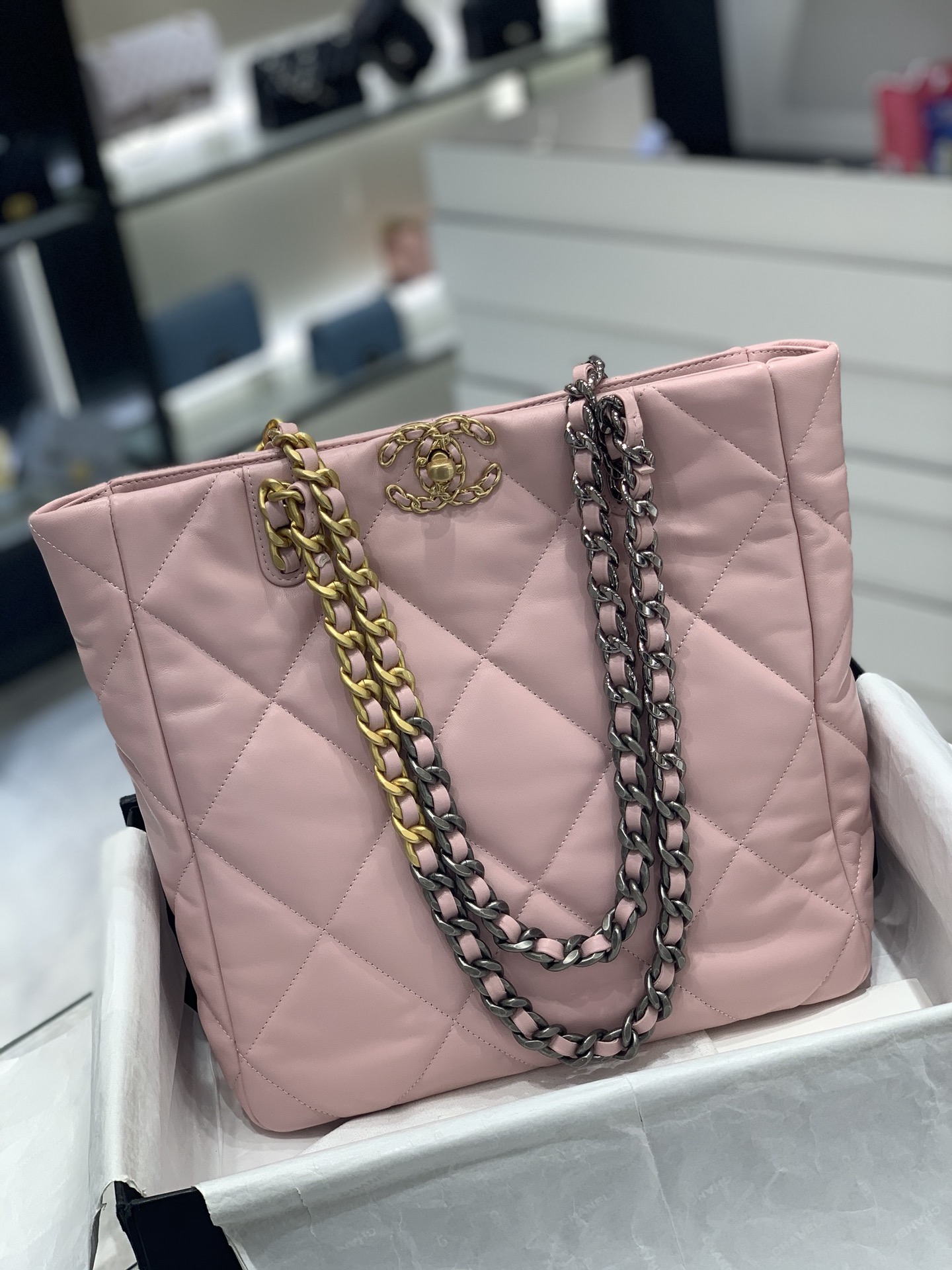 Chanel 22b系列19bag tote购物包 经典19元素 小羊皮 手感超好 容量惊人 30*37*10cm