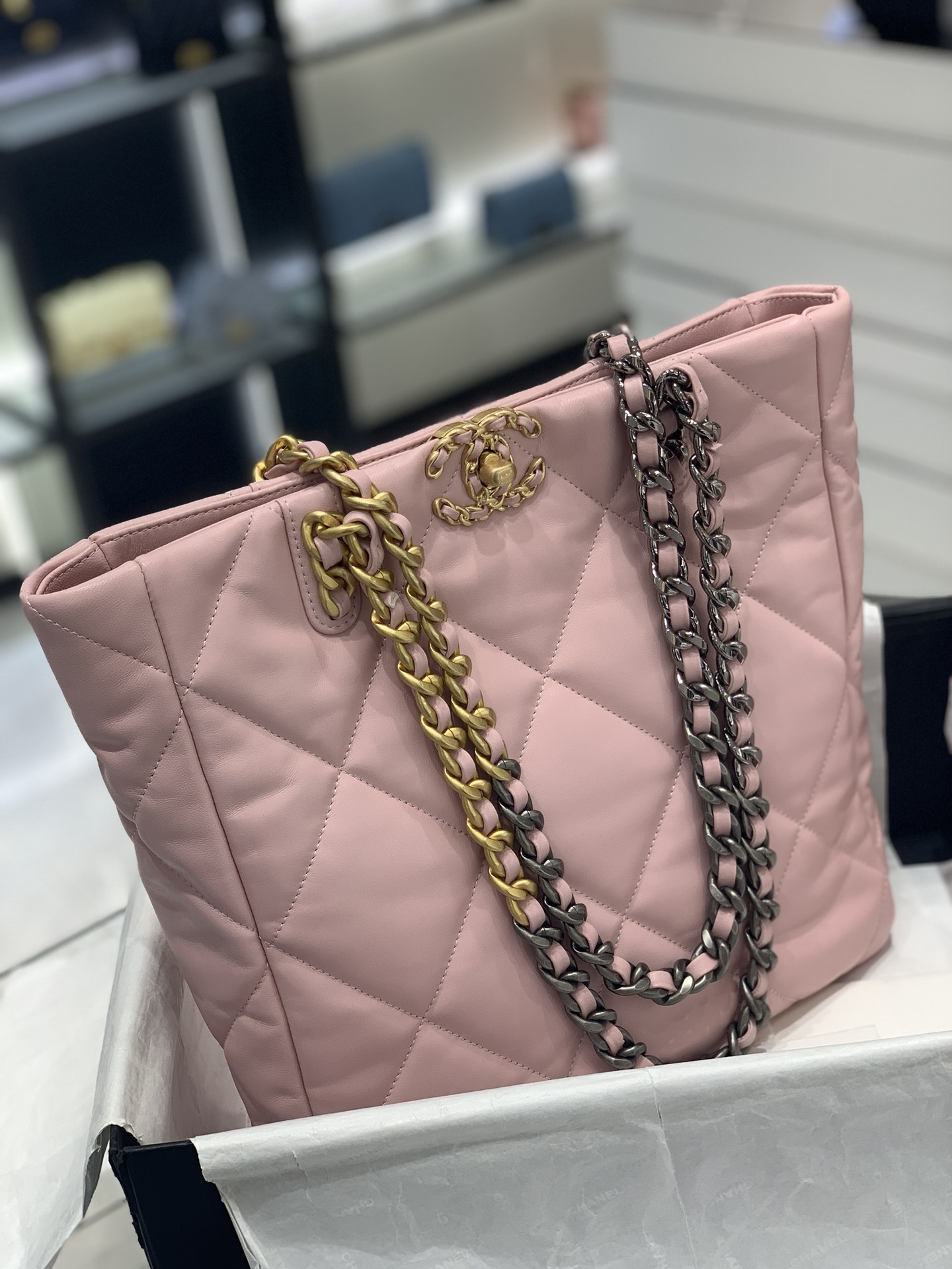 Chanel 22b系列19bag tote购物包 经典19元素 小羊皮 手感超好 容量惊人 30*37*10cm