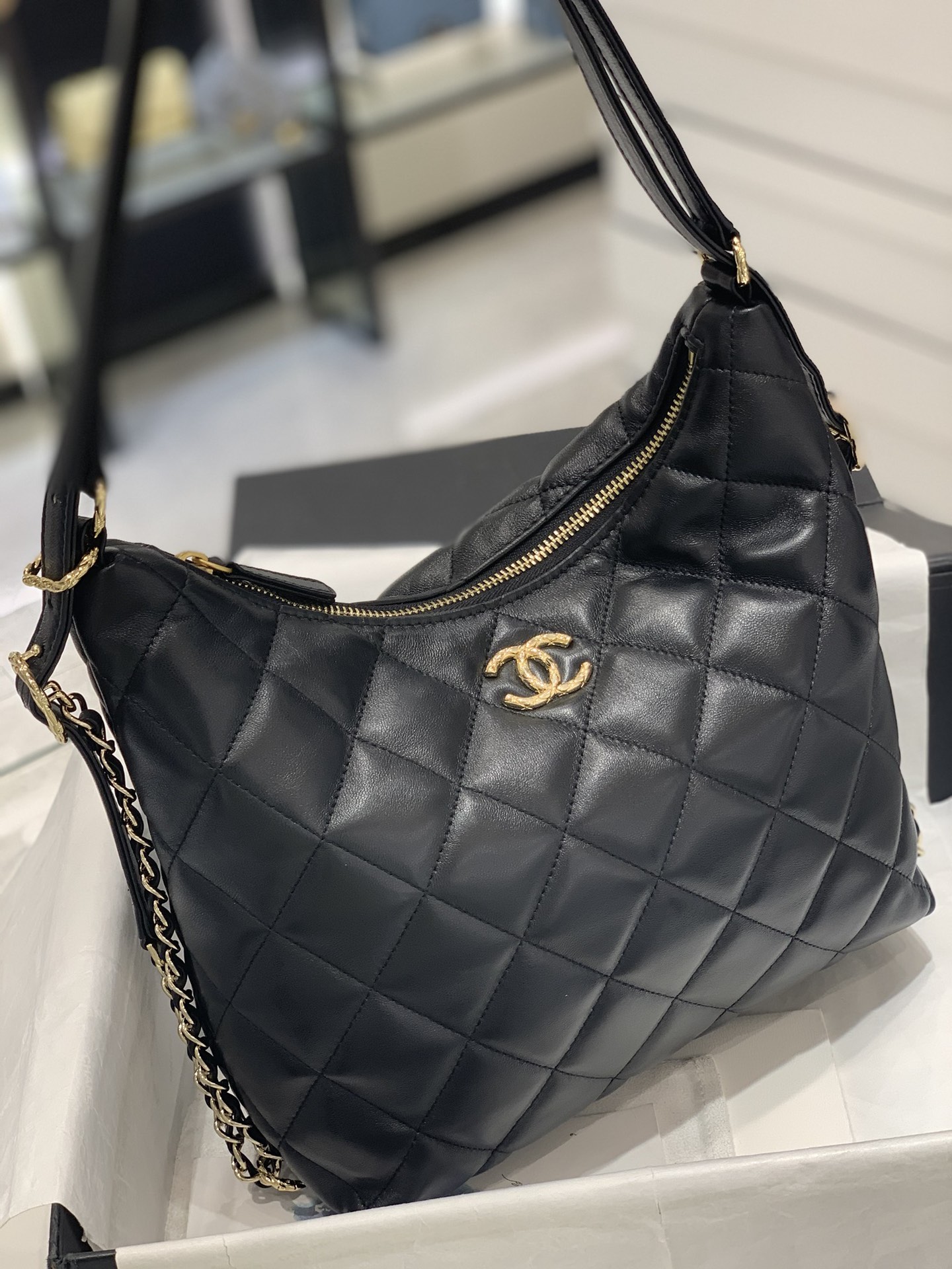 CHANEL 封神的一款包 两用嬉皮包 五金菱格纹的设计 包身羊皮 30*37*8*cm