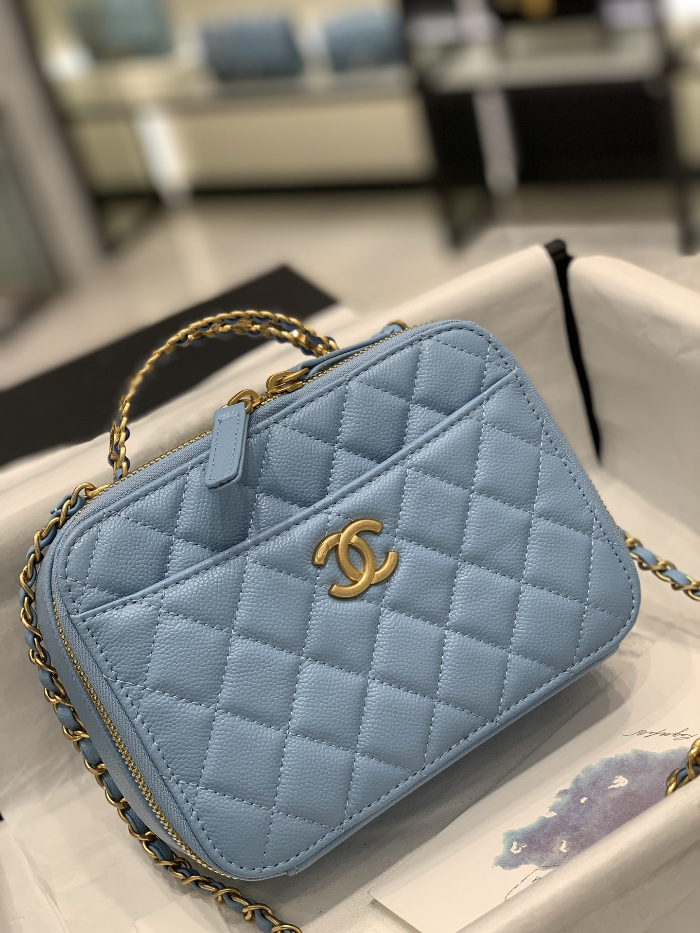 Chanel 22S春夏新款 字母logo镂空手柄相机包 复古金属 镂空设计 鱼子酱牛皮 19-7-13.5