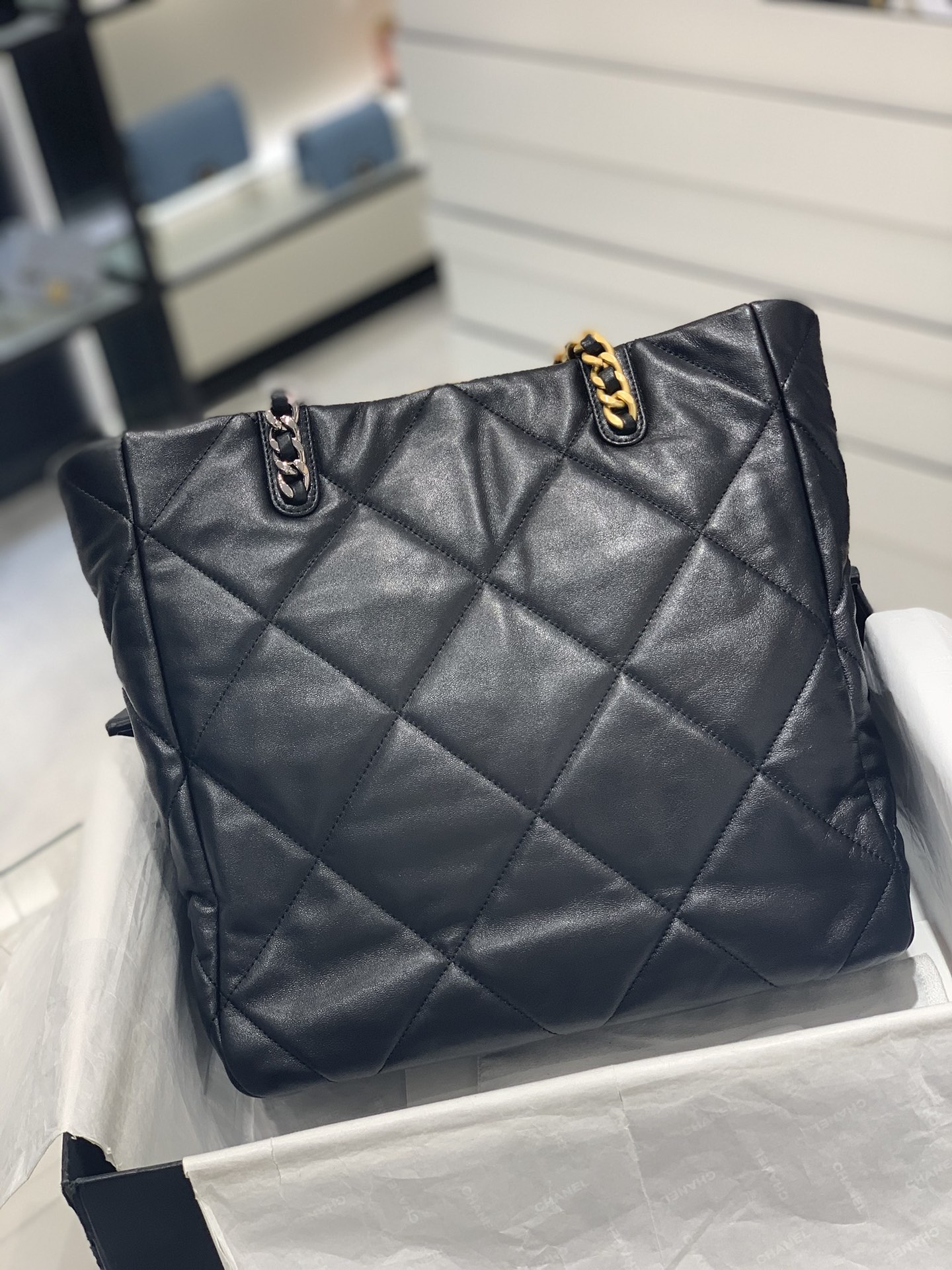 Chanel 22b系列19bag tote购物包 经典19元素 柔软小羊皮 手感超好 30*37*10cm