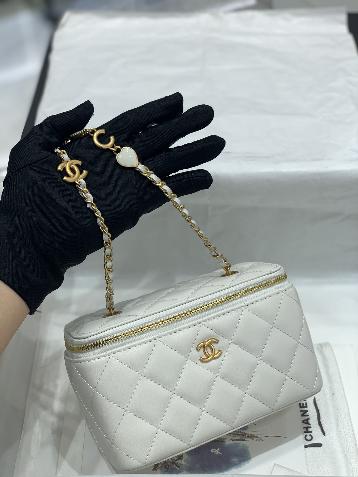 Chanel 22k秋冬系列 ️爱心珐琅链条长盒子包 小羊皮 复古五金 17cm