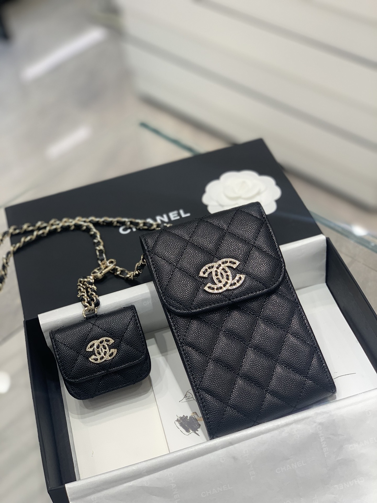 CHANEL 2022s手机包+耳机包二合一 鱼子酱牛皮搭配满钻双c扣 闪亮亮blingbling