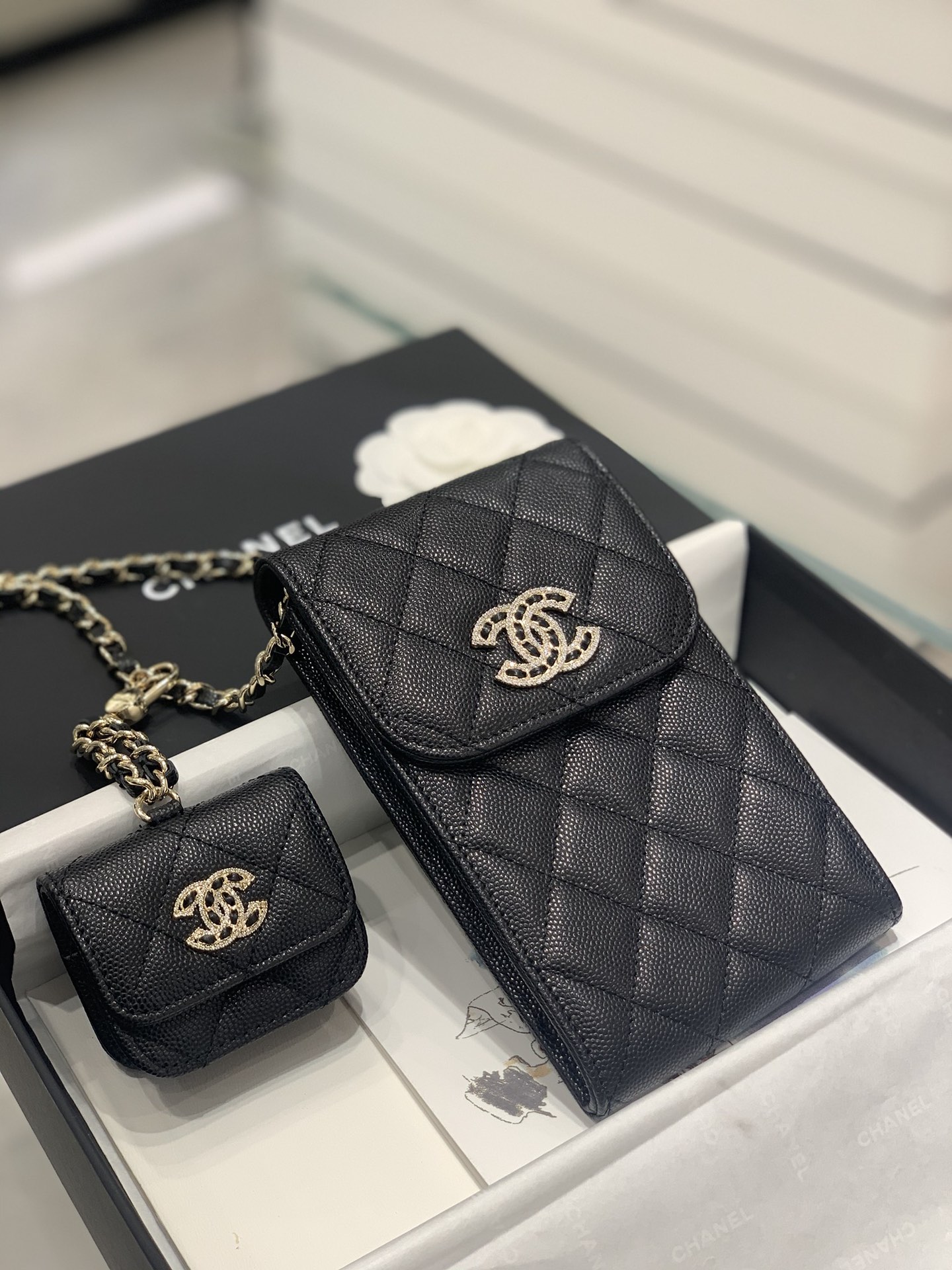 CHANEL 2022s手机包+耳机包二合一 鱼子酱牛皮搭配满钻双c扣 闪亮亮blingbling