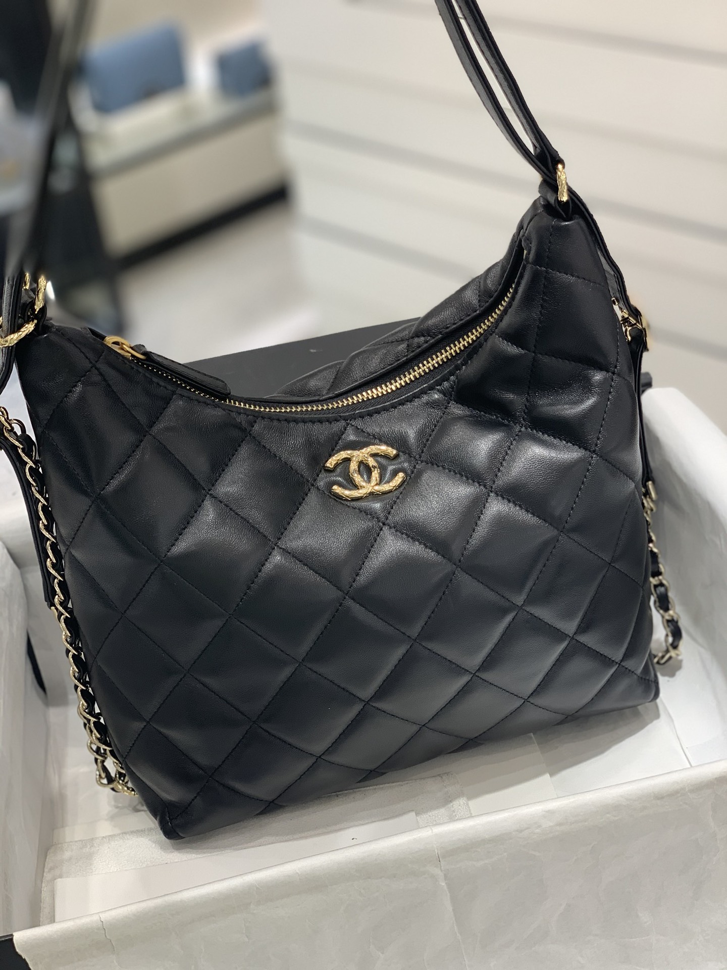 CHANEL 封神的一款包 两用嬉皮包 五金菱格纹的设计 包身羊皮 30*37*8*cm