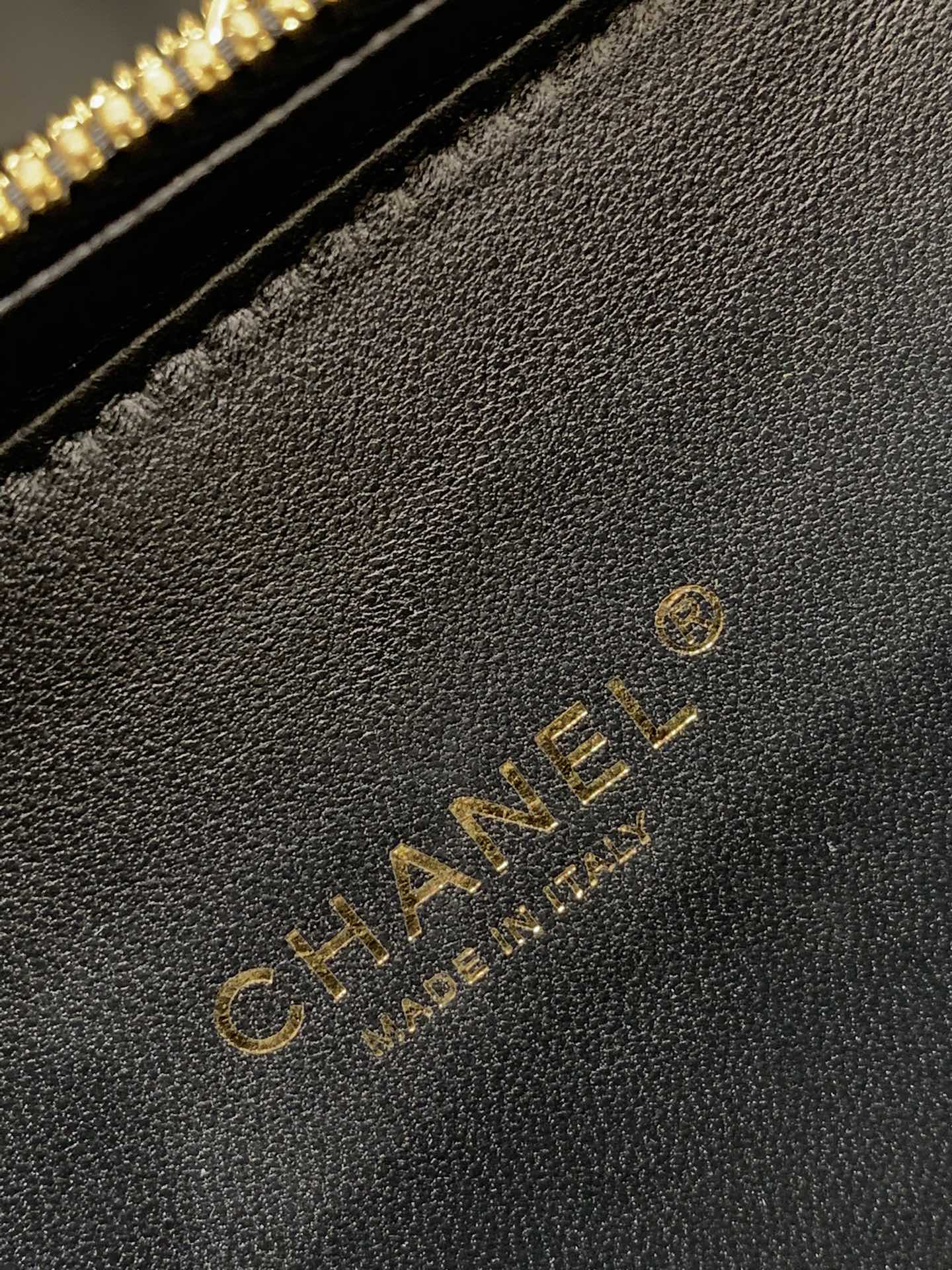 Chanel 22S春夏新款 字母logo镂空手柄相机包 复古金属 镂空设计 鱼子酱牛皮 19-7-13.5