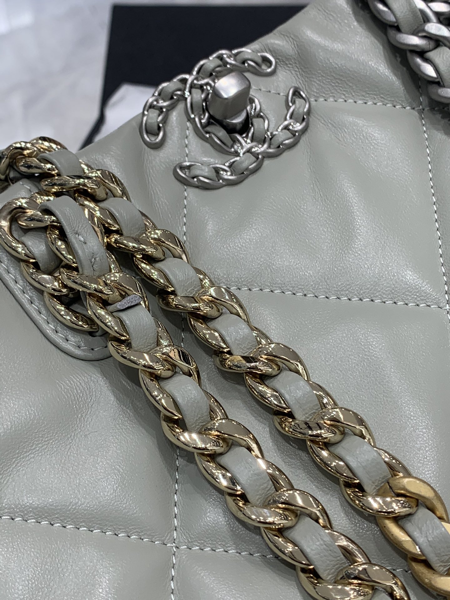 Chanel 22b系列19bag tote购物包 经典19元素 容量惊人 小羊皮 手感超好 30*37*10cm