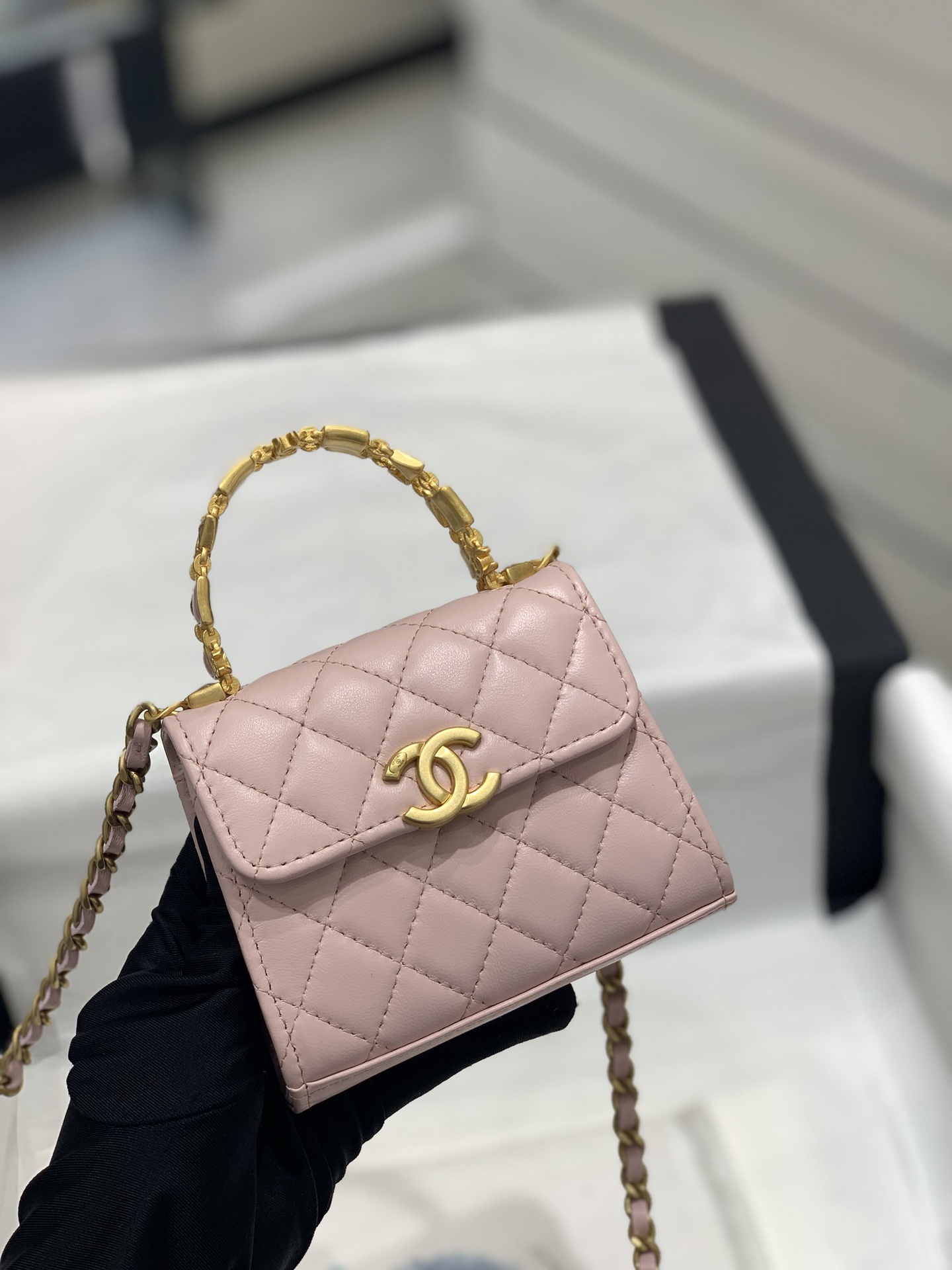 CHANEL 字母珐琅扣手柄mini小方包 粉色鱼子酱牛皮金扣 13cm