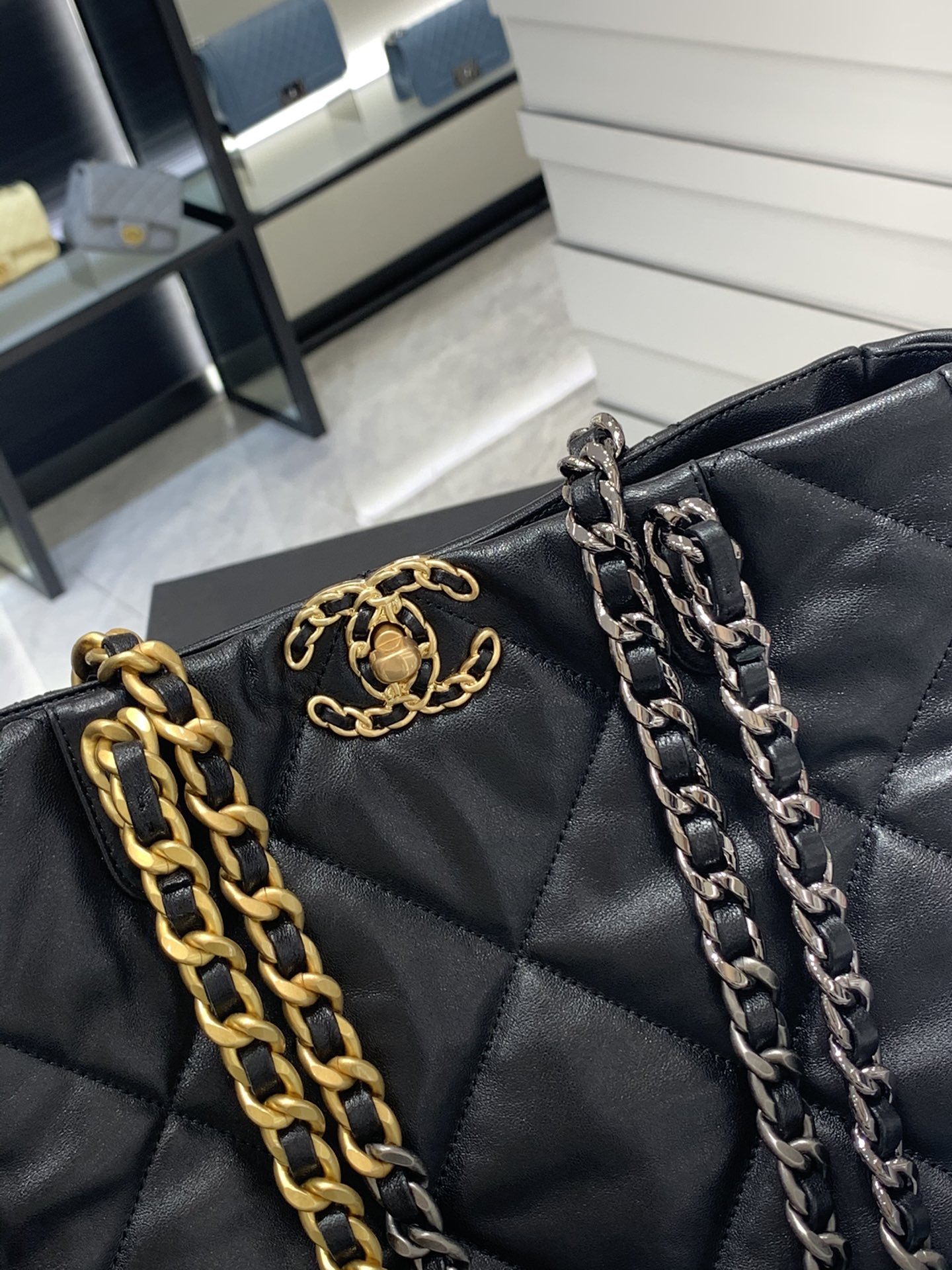 Chanel 22b系列19bag tote购物包 经典19元素 柔软小羊皮 手感超好 30*37*10cm