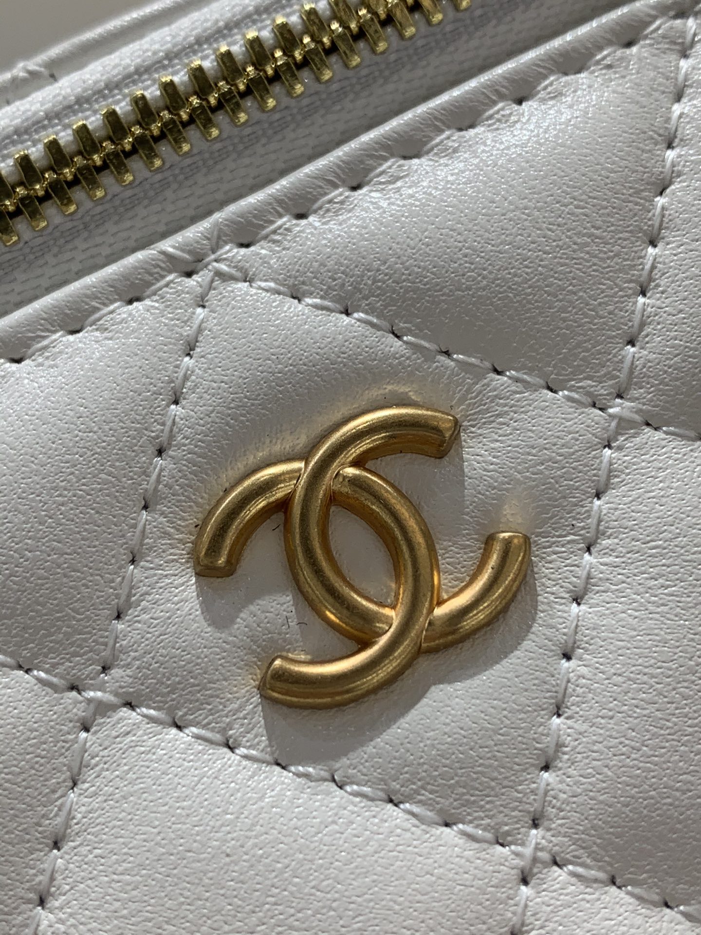 Chanel 22k秋冬系列 ️爱心珐琅链条长盒子包 小羊皮 复古五金 17cm