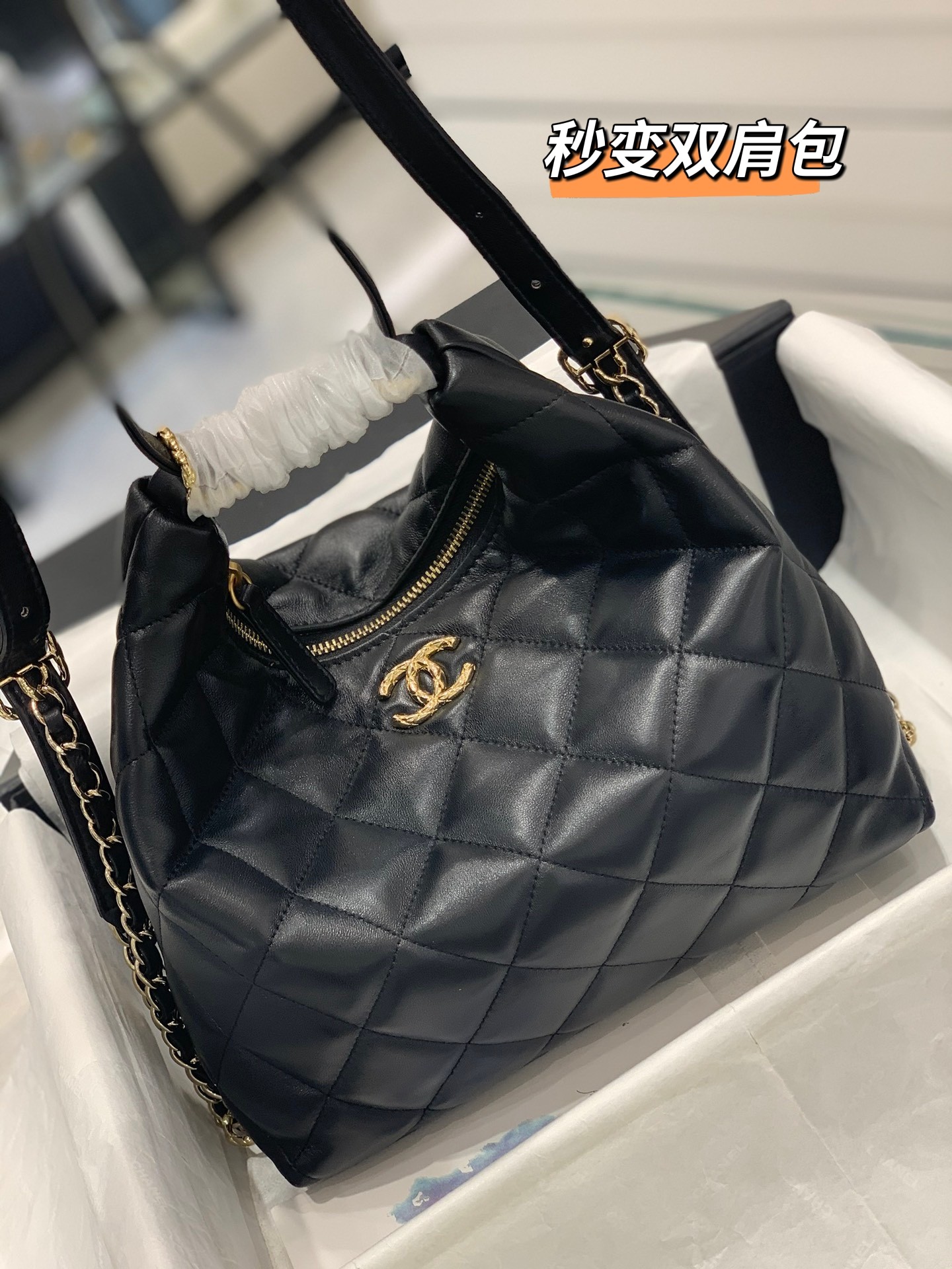 CHANEL 封神的一款包 两用嬉皮包 五金菱格纹的设计 包身羊皮 30*37*8*cm