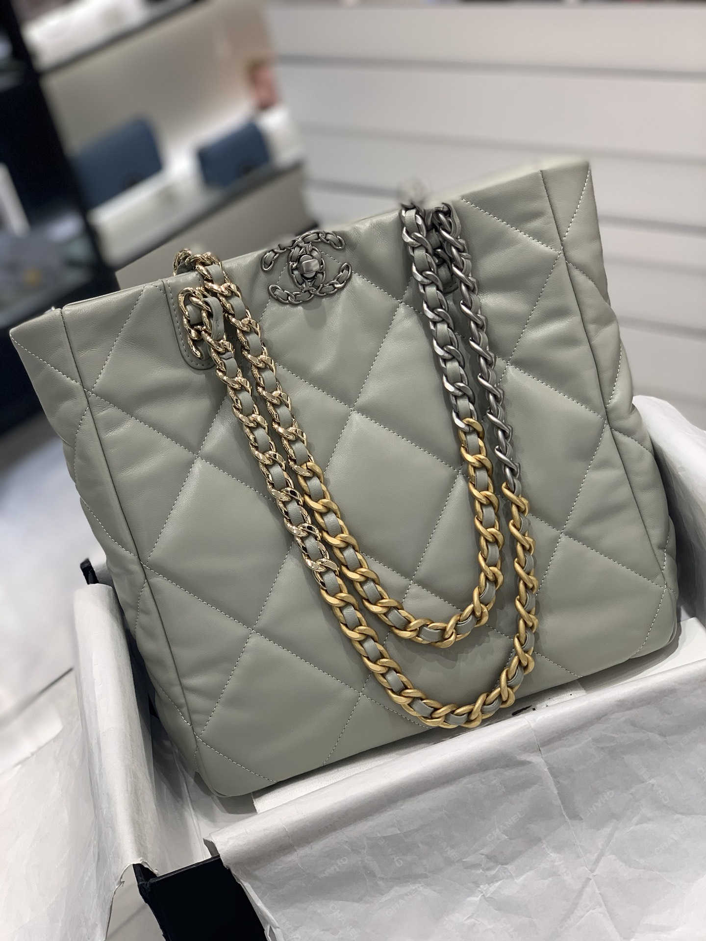 Chanel 22b系列19bag tote购物包 经典19元素 容量惊人 小羊皮 手感超好 30*37*10cm