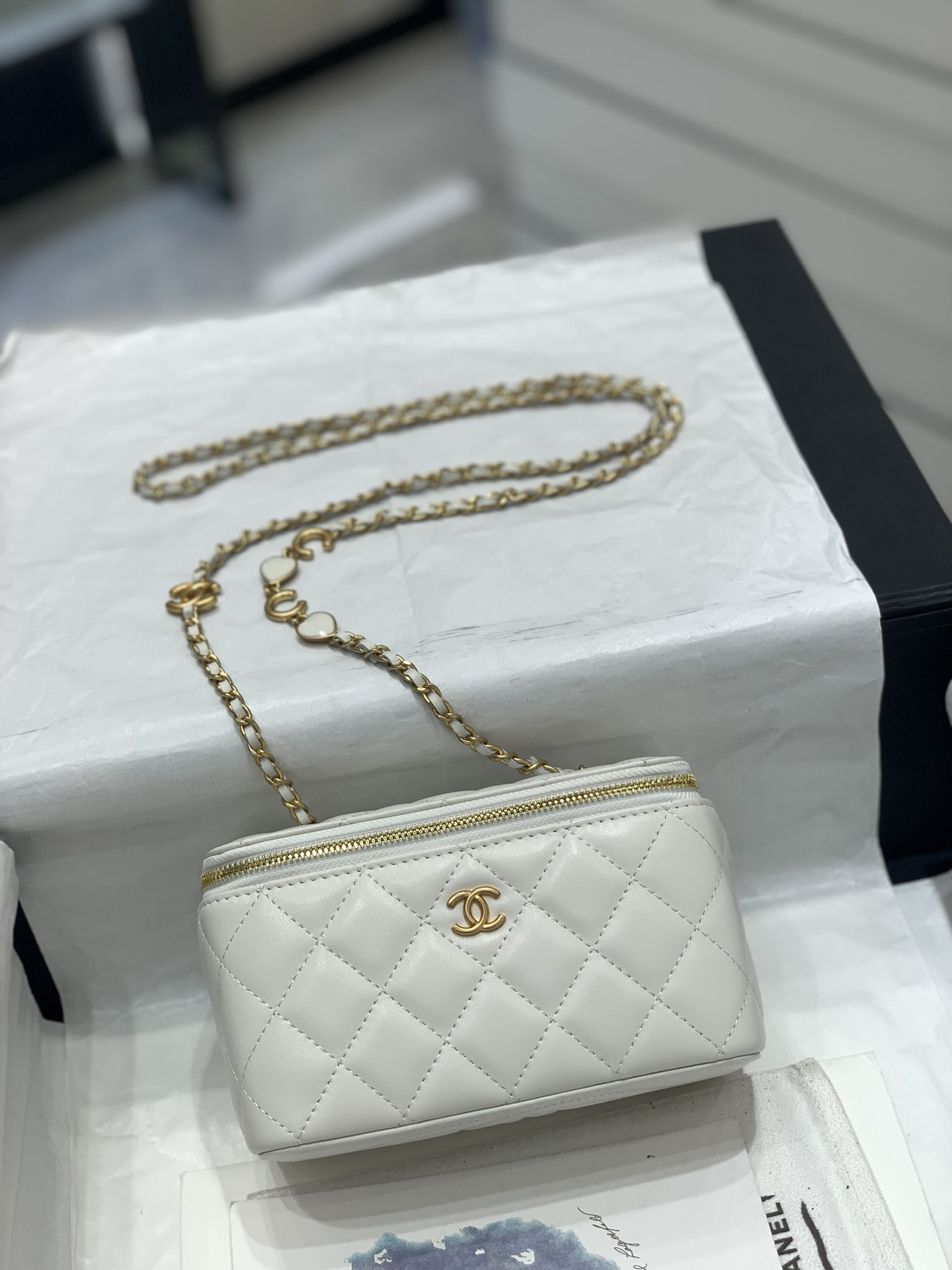 Chanel 22k秋冬系列 ️爱心珐琅链条长盒子包 小羊皮 复古五金 17cm