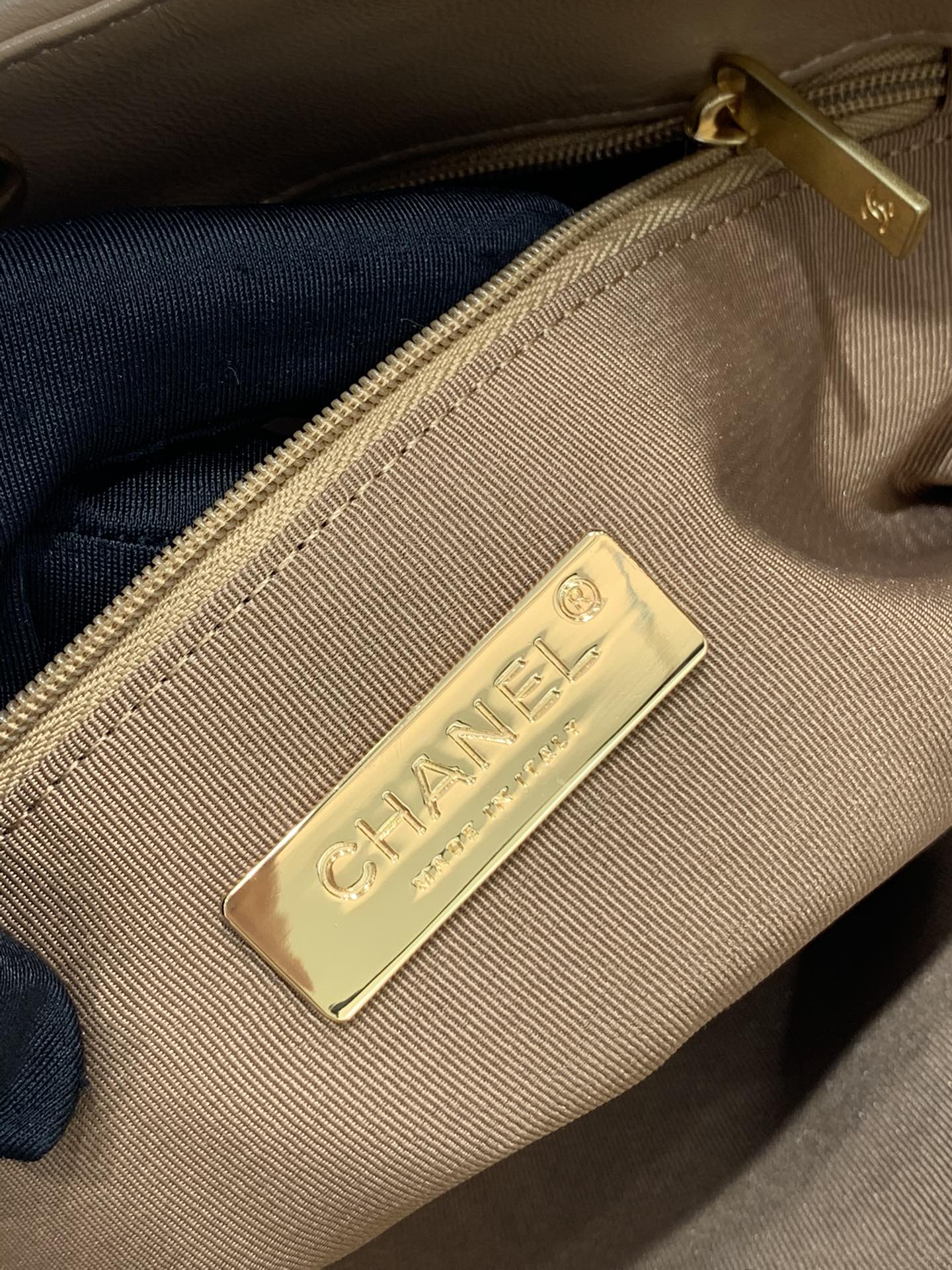 Chanel 22b系列19bag tote购物包 经典19元素 柔软小羊皮 手感超好 30*37*10cm