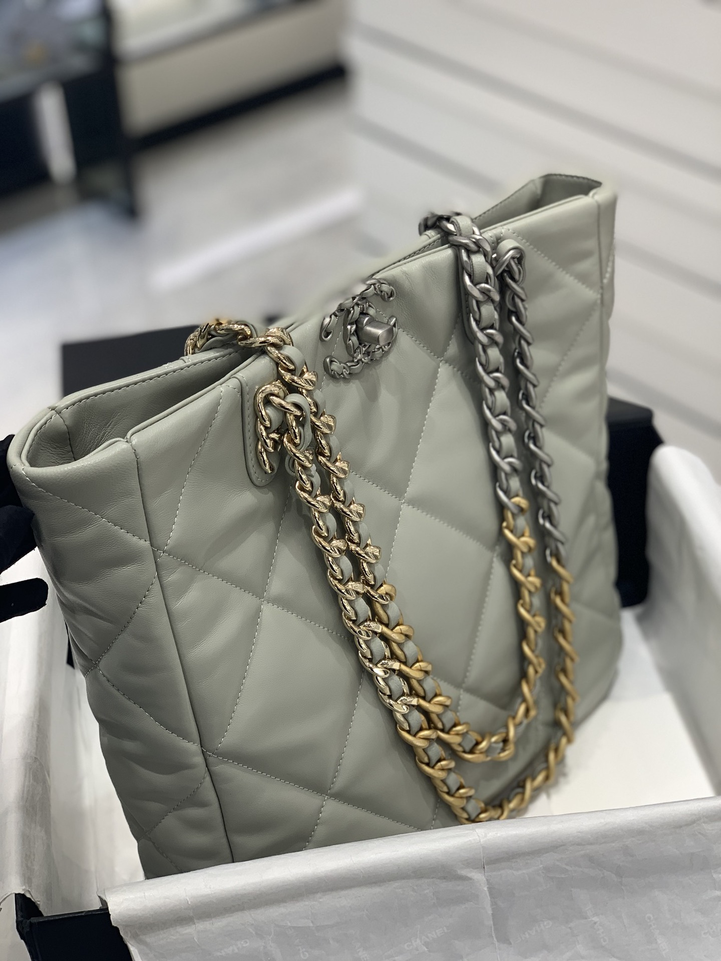 Chanel 22b系列19bag tote购物包 经典19元素 容量惊人 小羊皮 手感超好 30*37*10cm