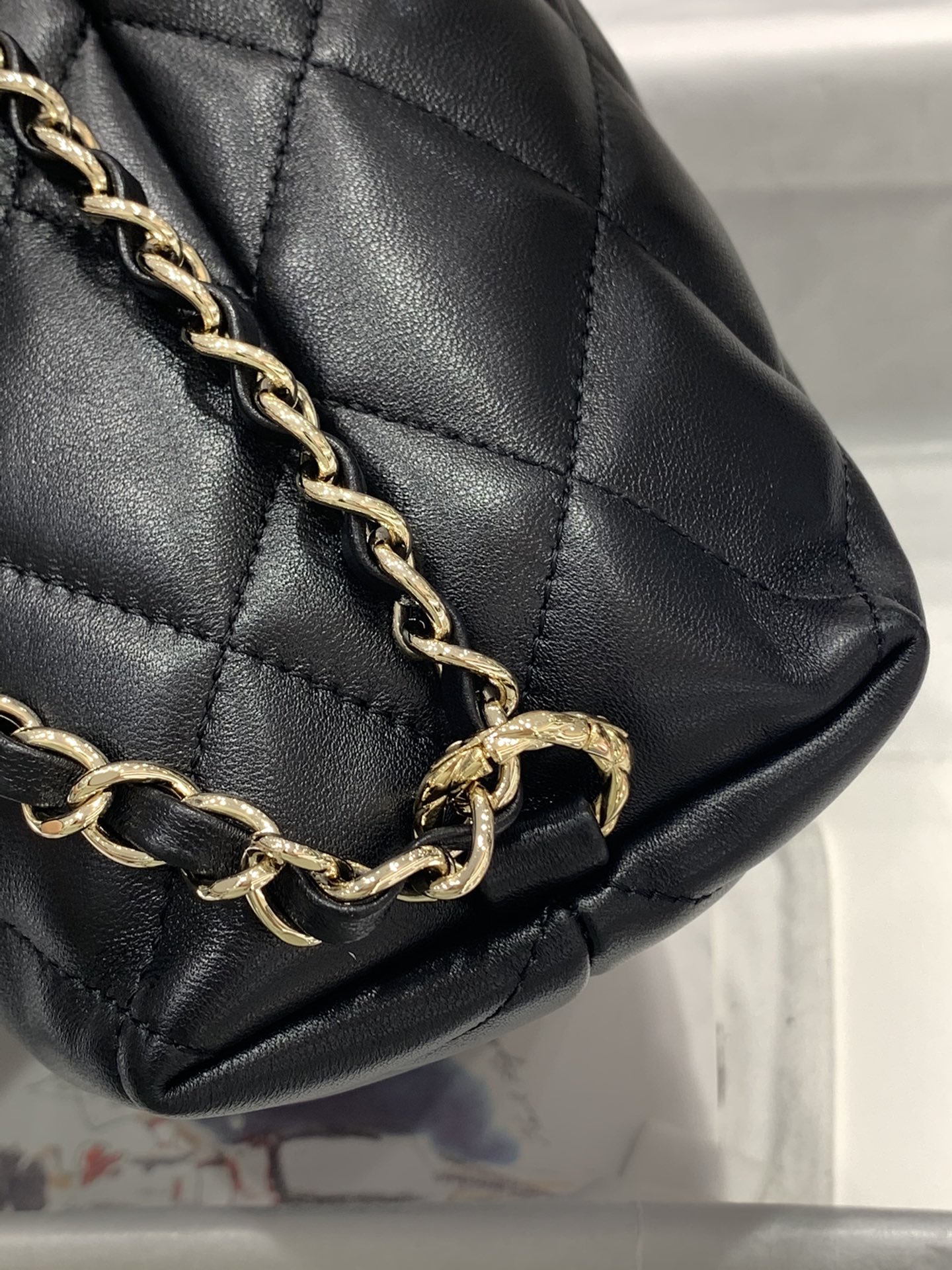 CHANEL 封神的一款包 两用嬉皮包 五金菱格纹的设计 包身羊皮 30*37*8*cm