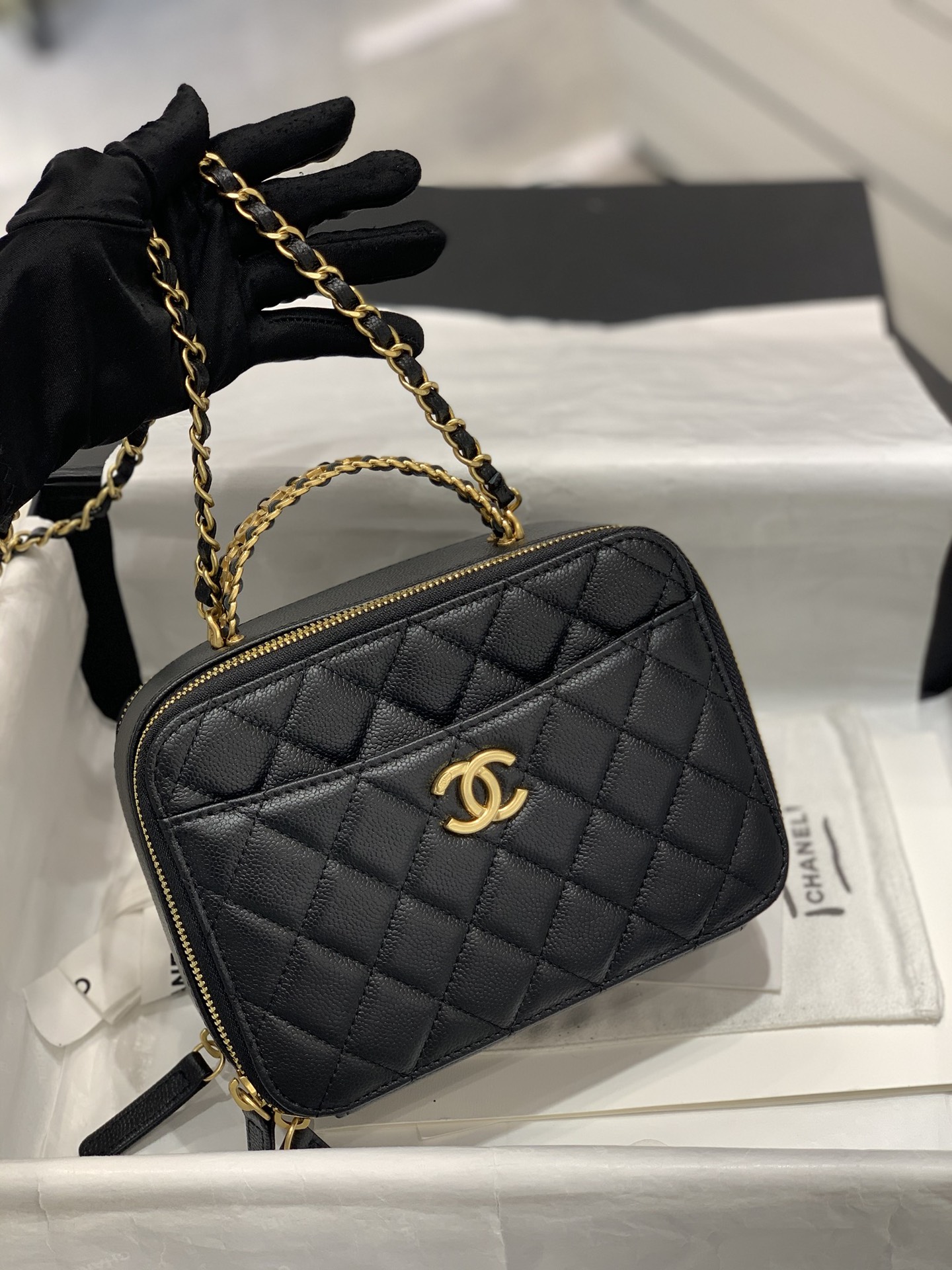 Chanel 22S春夏新款 字母logo镂空手柄相机包 复古金属 镂空设计 鱼子酱牛皮 19-7-13.5