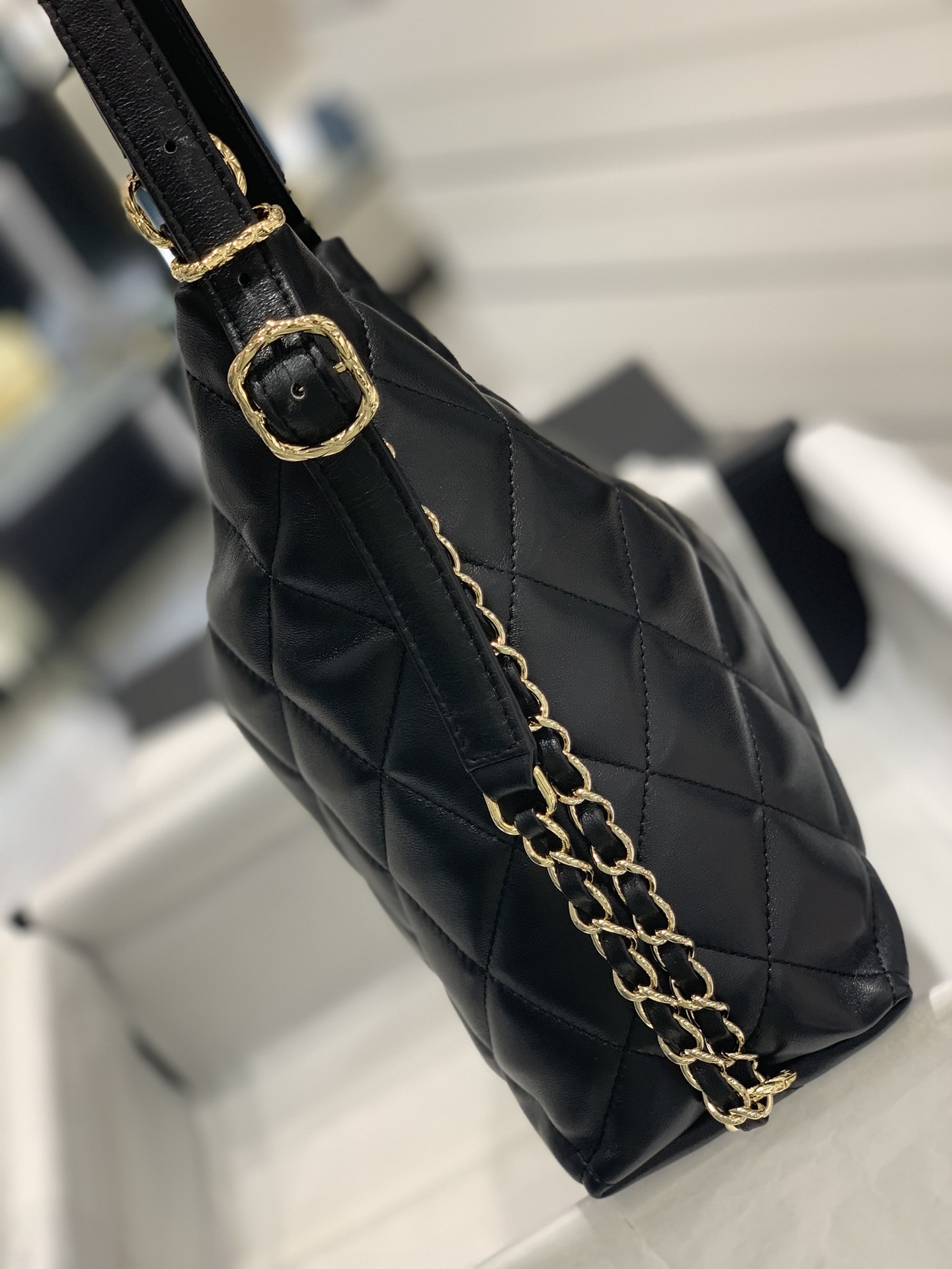 CHANEL 封神的一款包 两用嬉皮包 五金菱格纹的设计 包身羊皮 30*37*8*cm